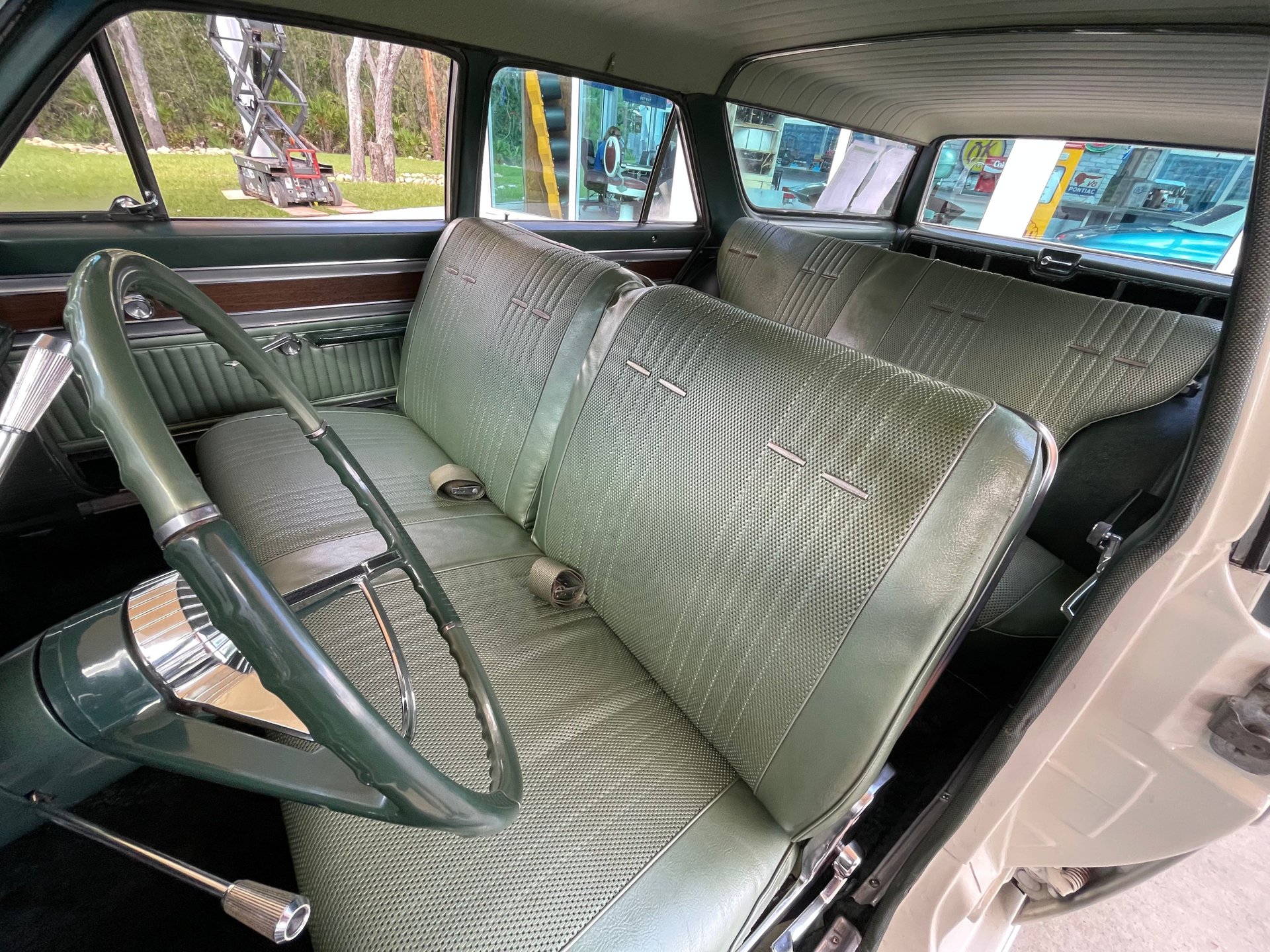 Vehicle photo 19