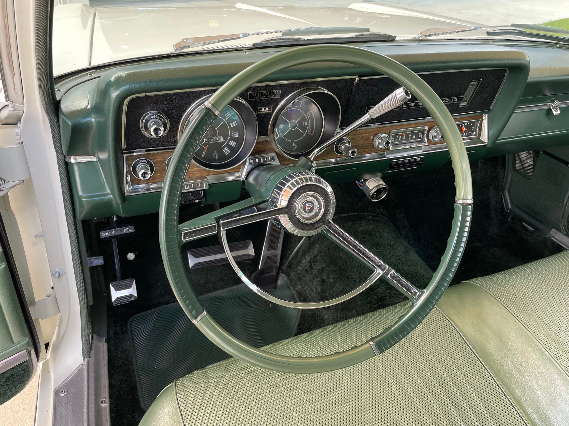 Vehicle photo 21