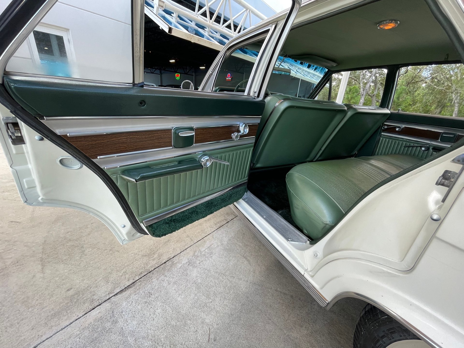 Vehicle photo 27