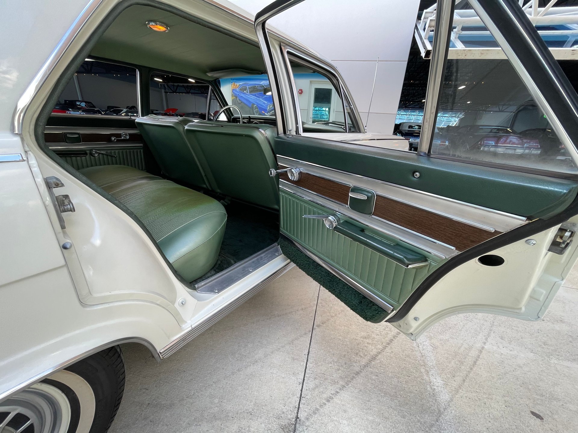 Vehicle photo 32