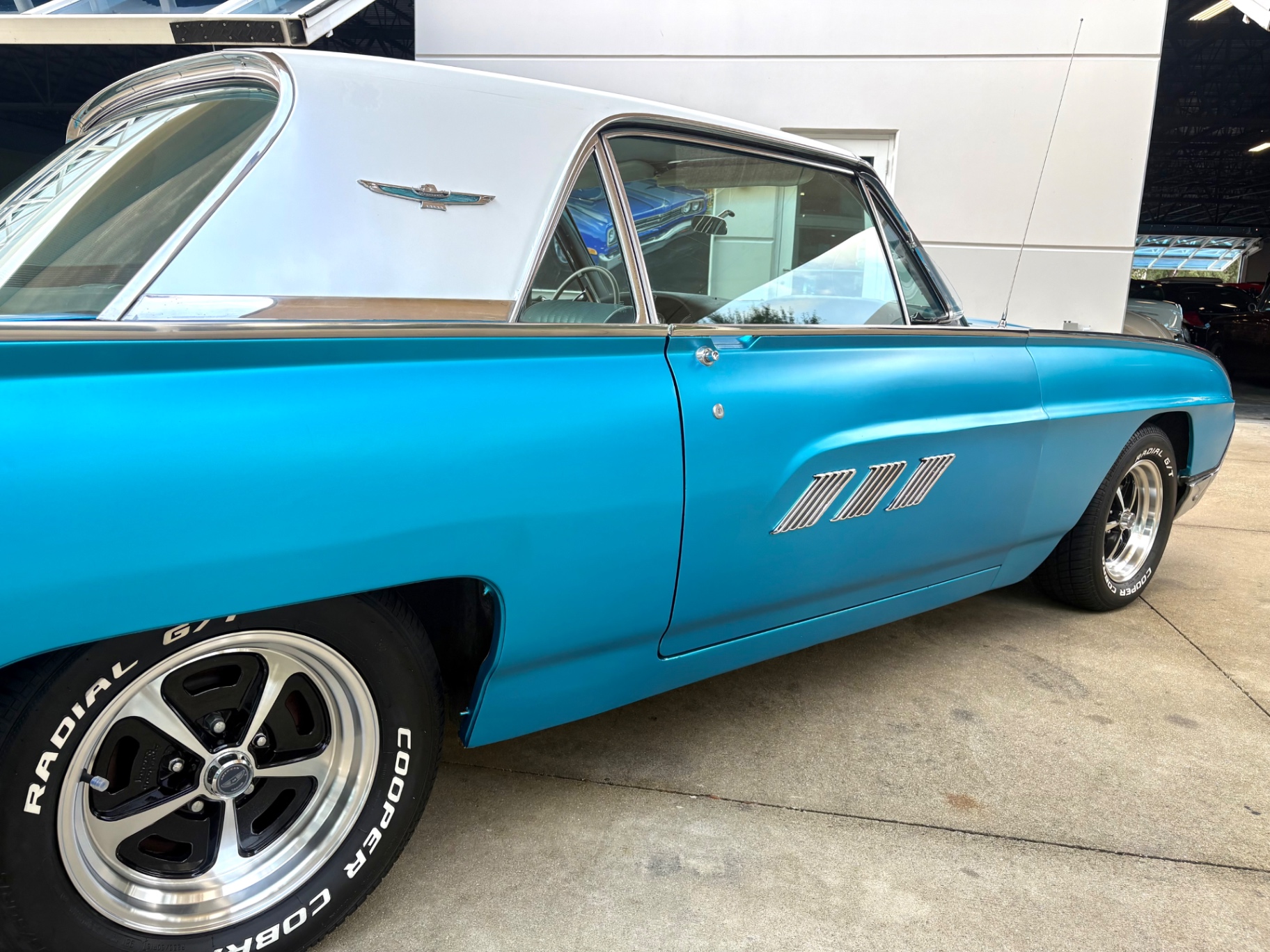 Vehicle photo 17