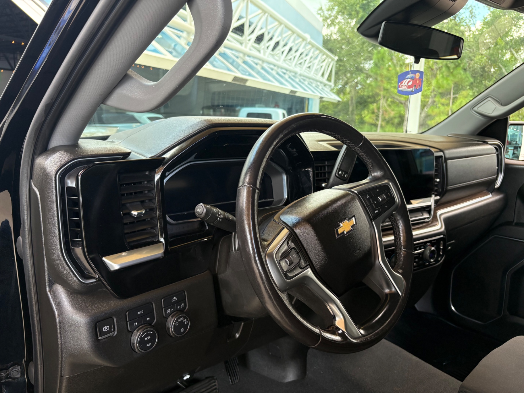 Vehicle photo 30