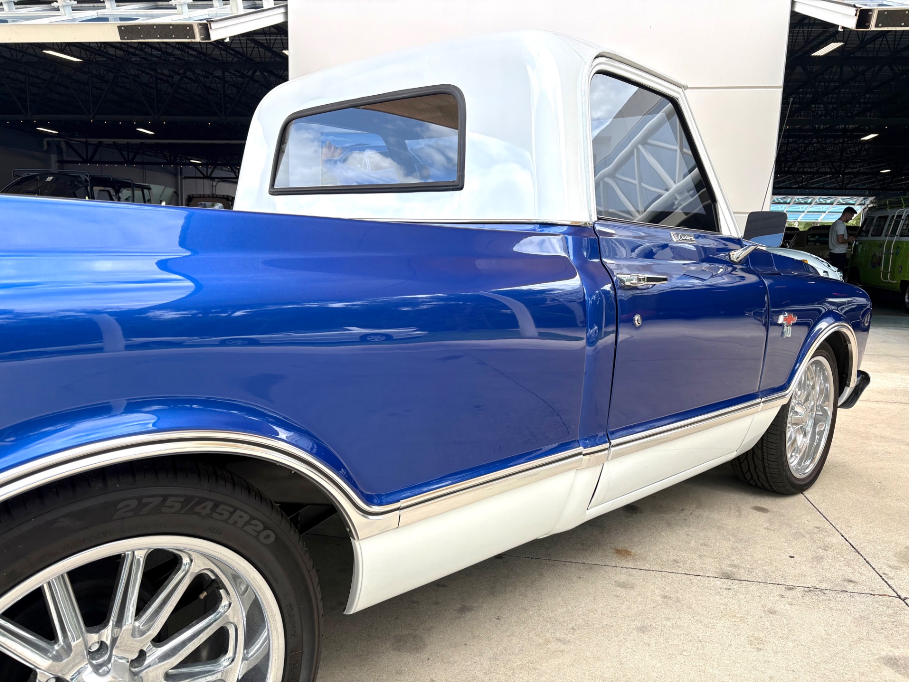 Vehicle photo 17