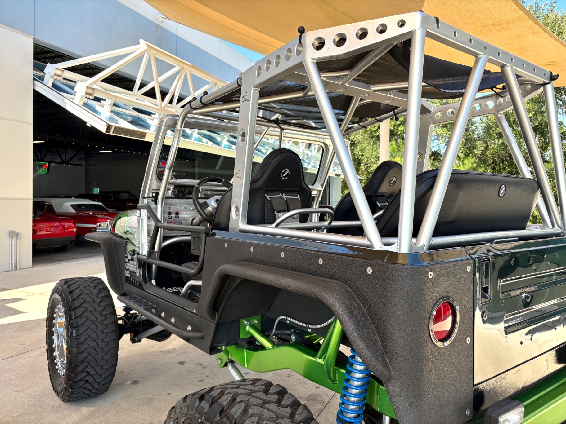 Vehicle photo 14