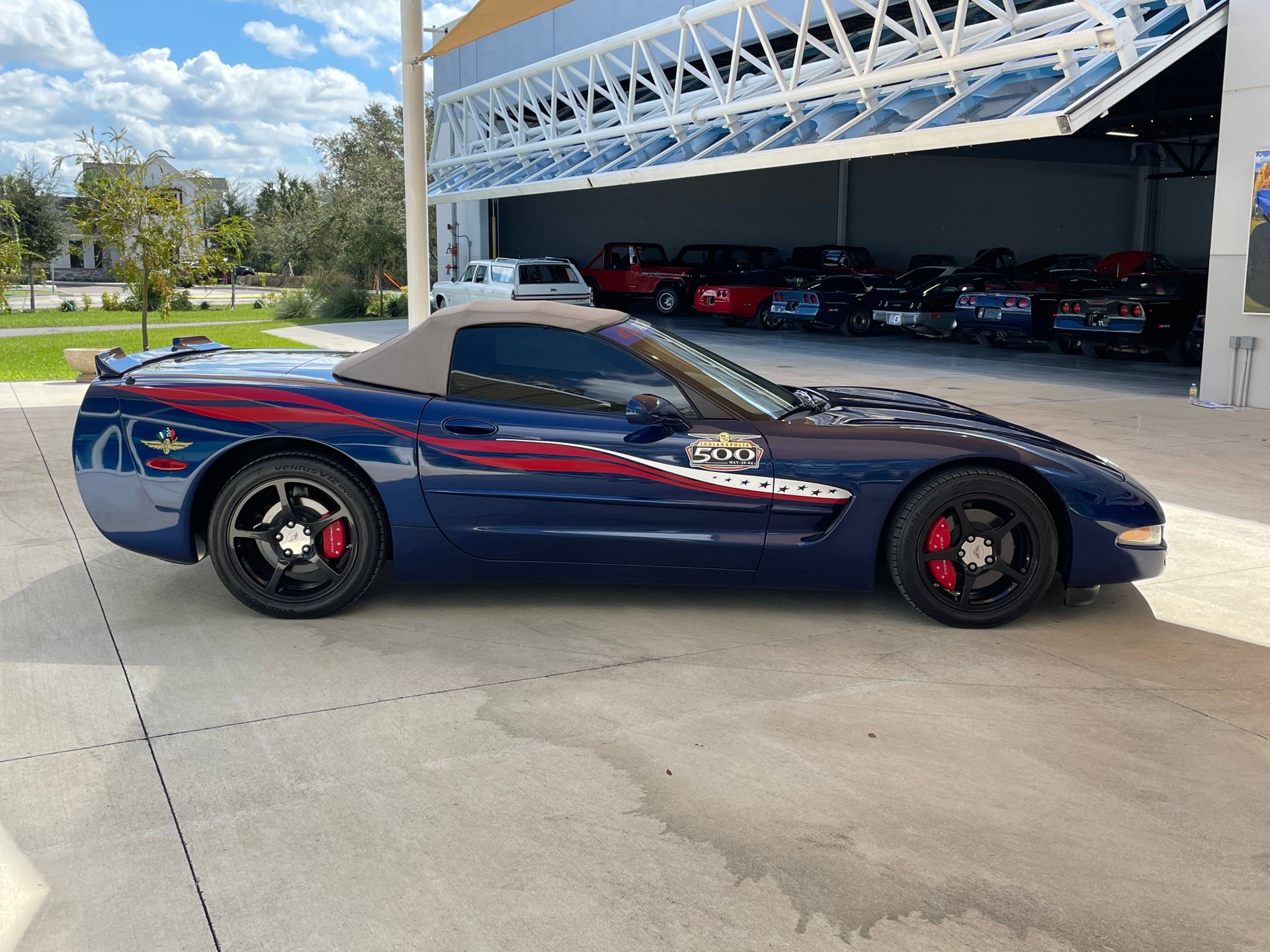 Vehicle photo 12