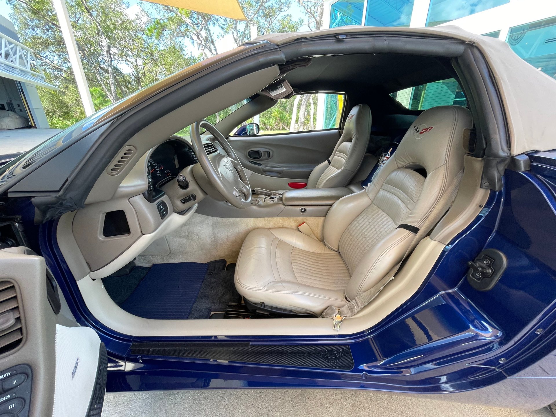 Vehicle photo 28