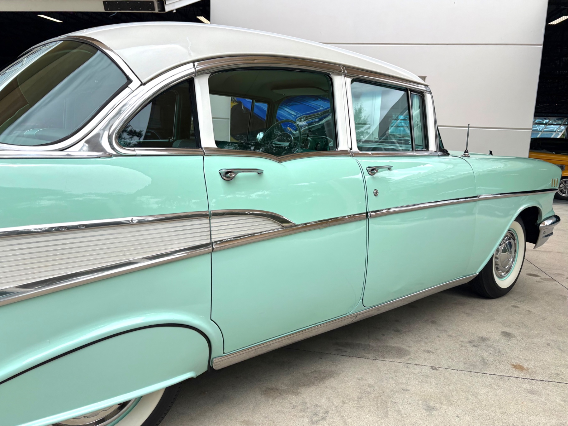 Vehicle photo 17