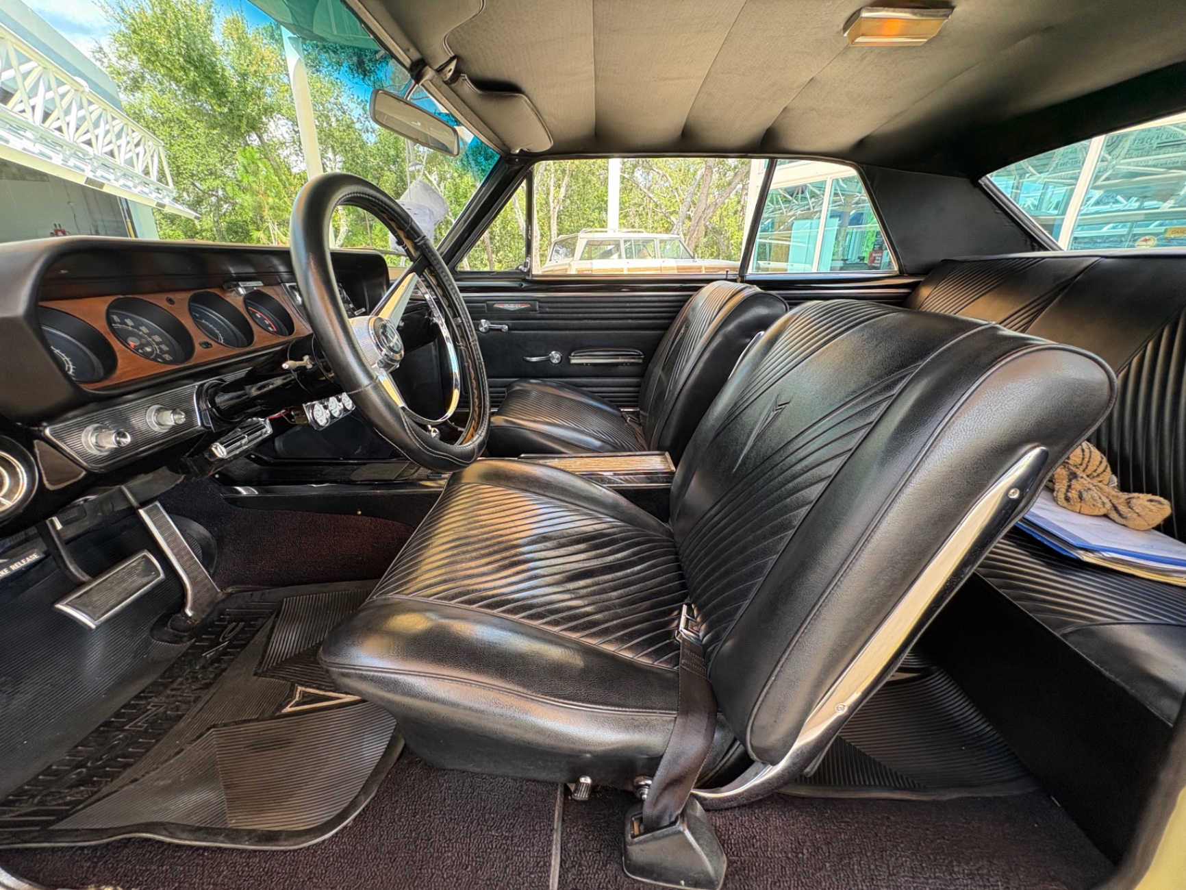Vehicle photo 35