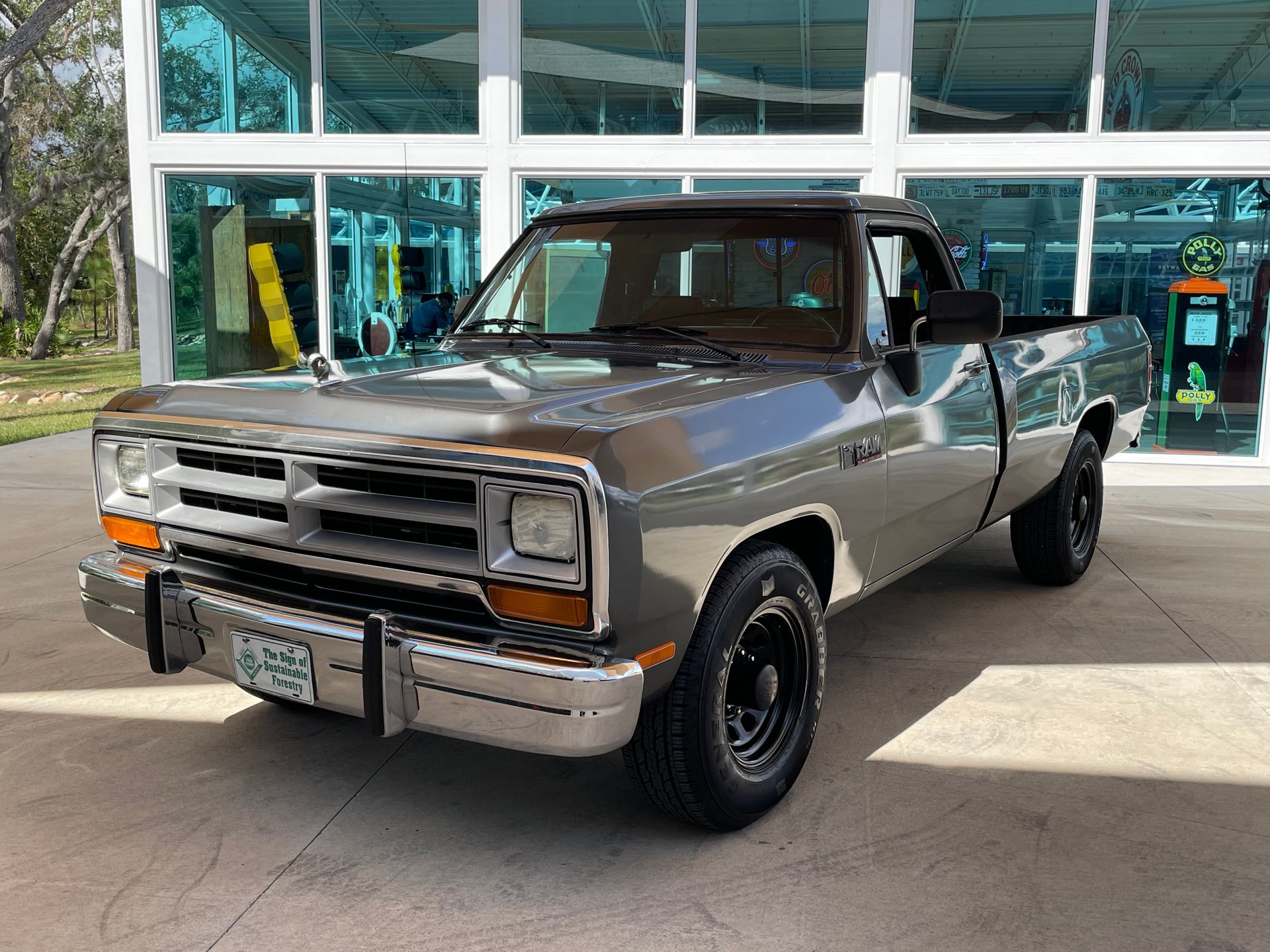 Vehicle photo 12