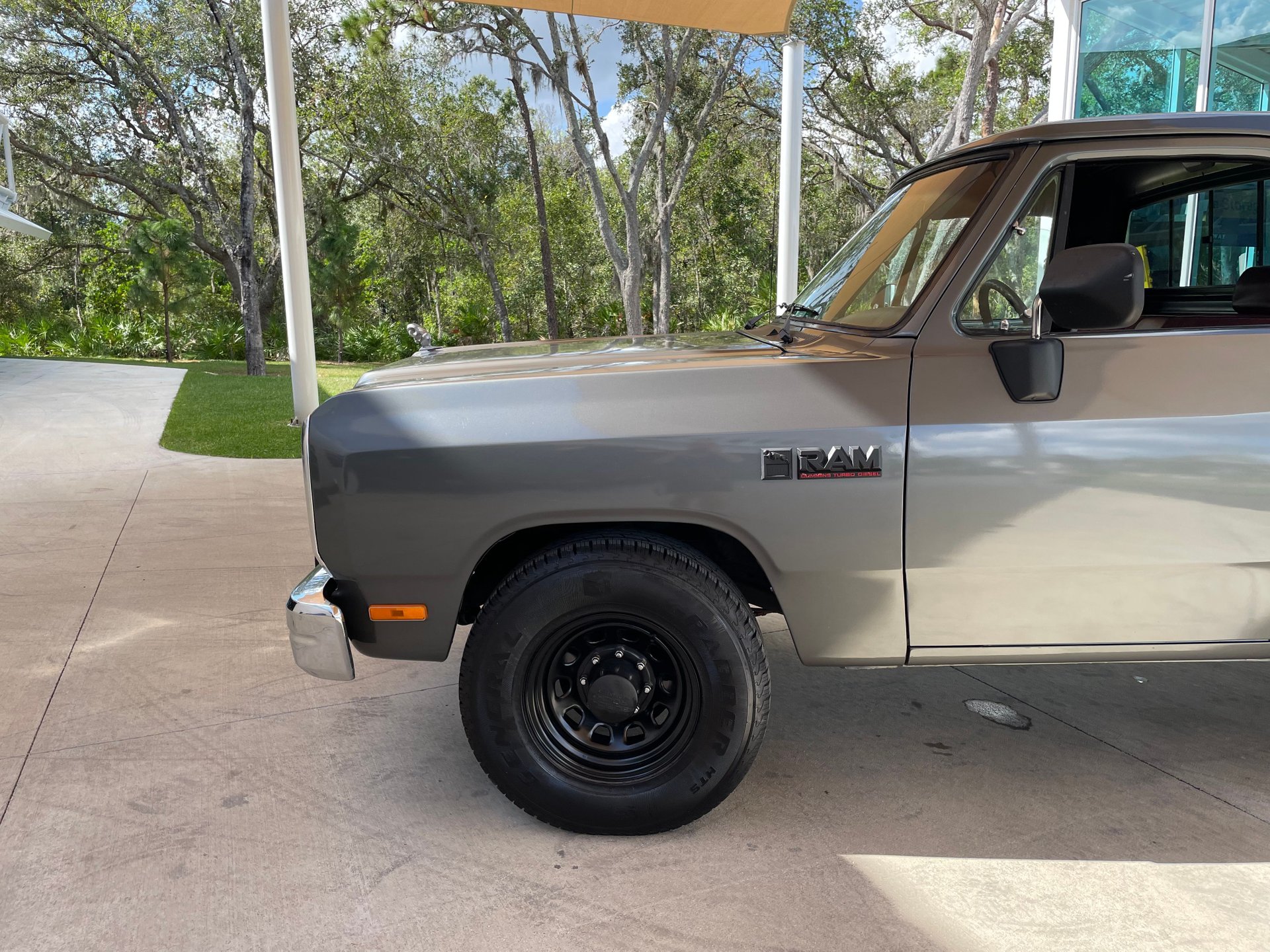 Vehicle photo 15