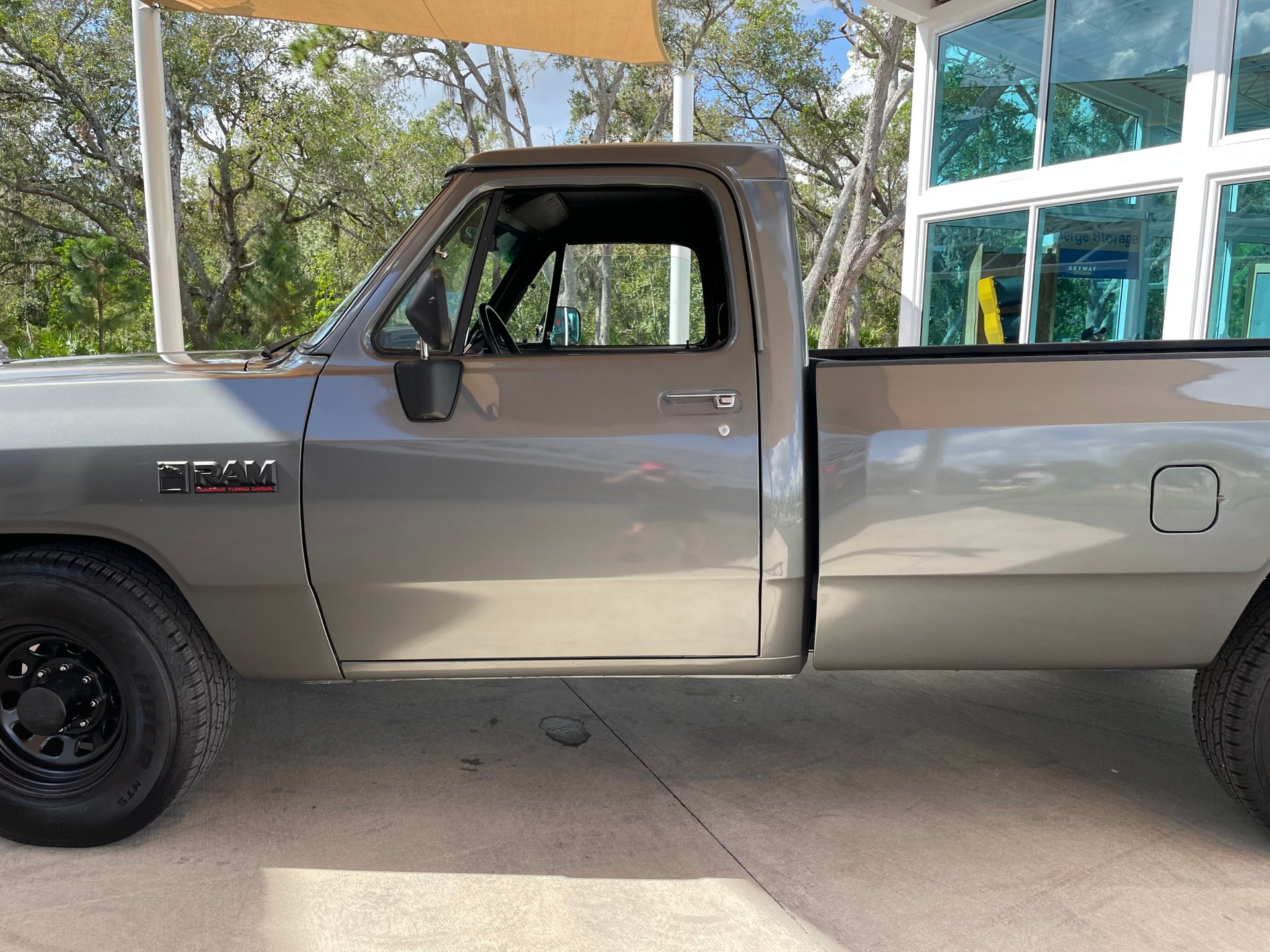 Vehicle photo 16