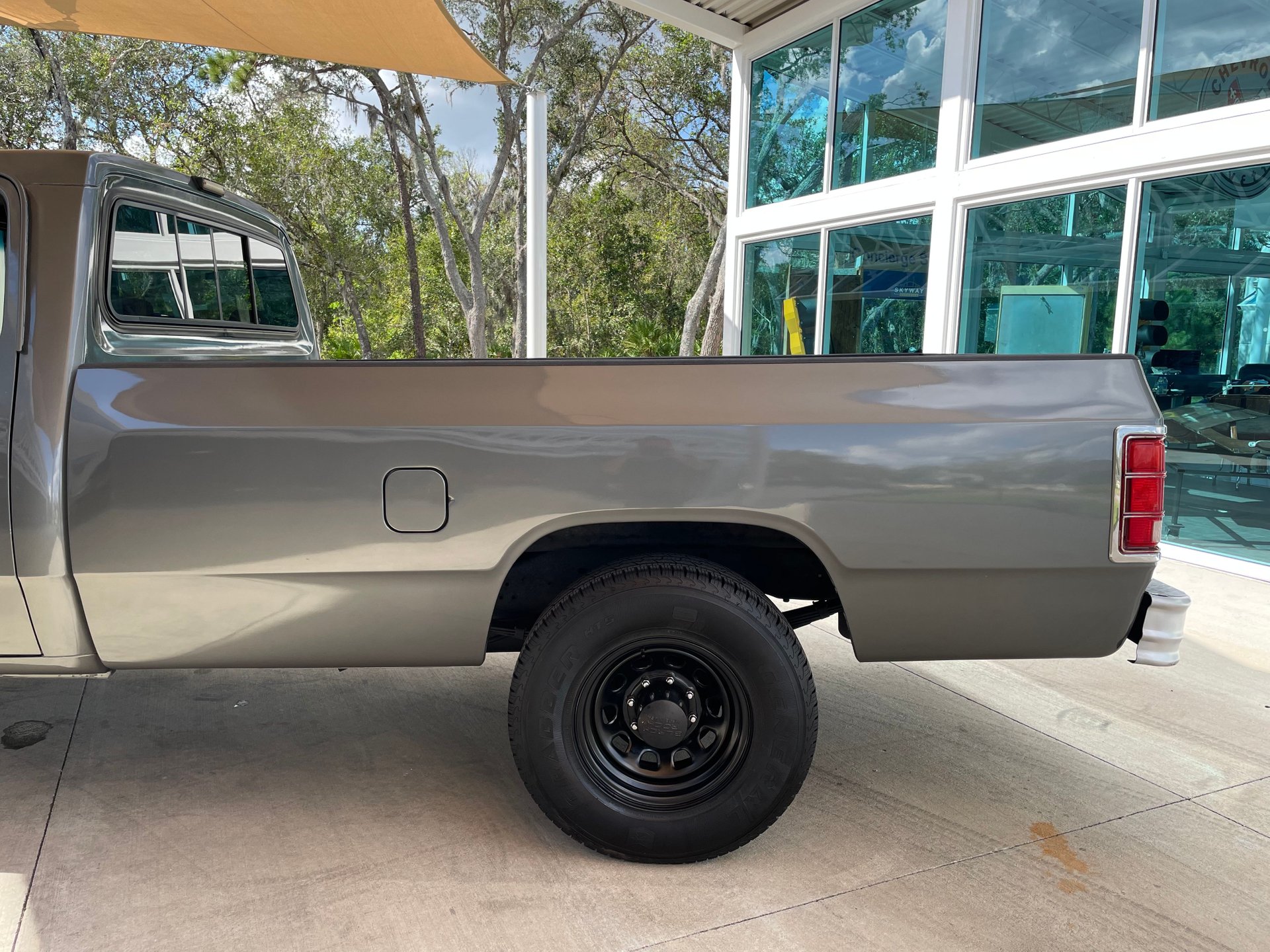 Vehicle photo 17