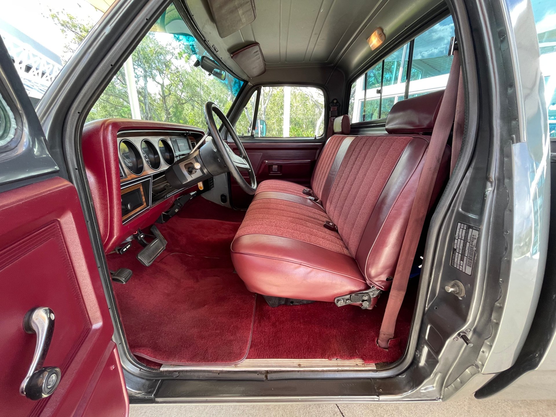 Vehicle photo 23