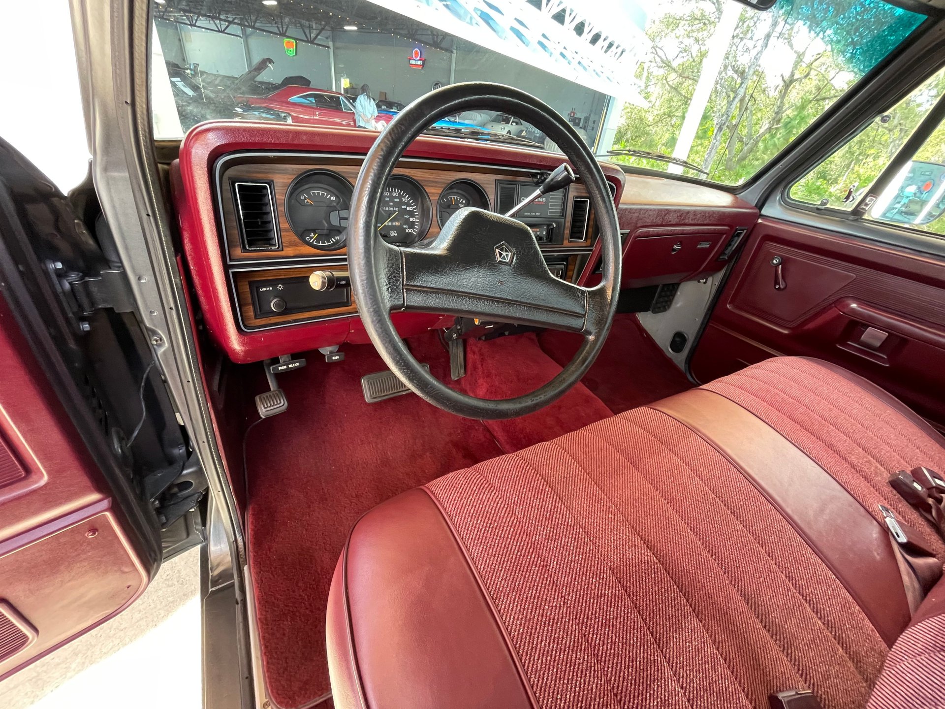 Vehicle photo 25