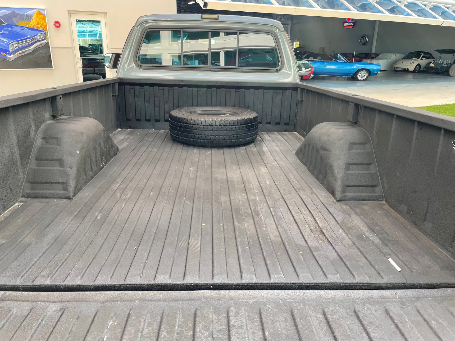Vehicle photo 33