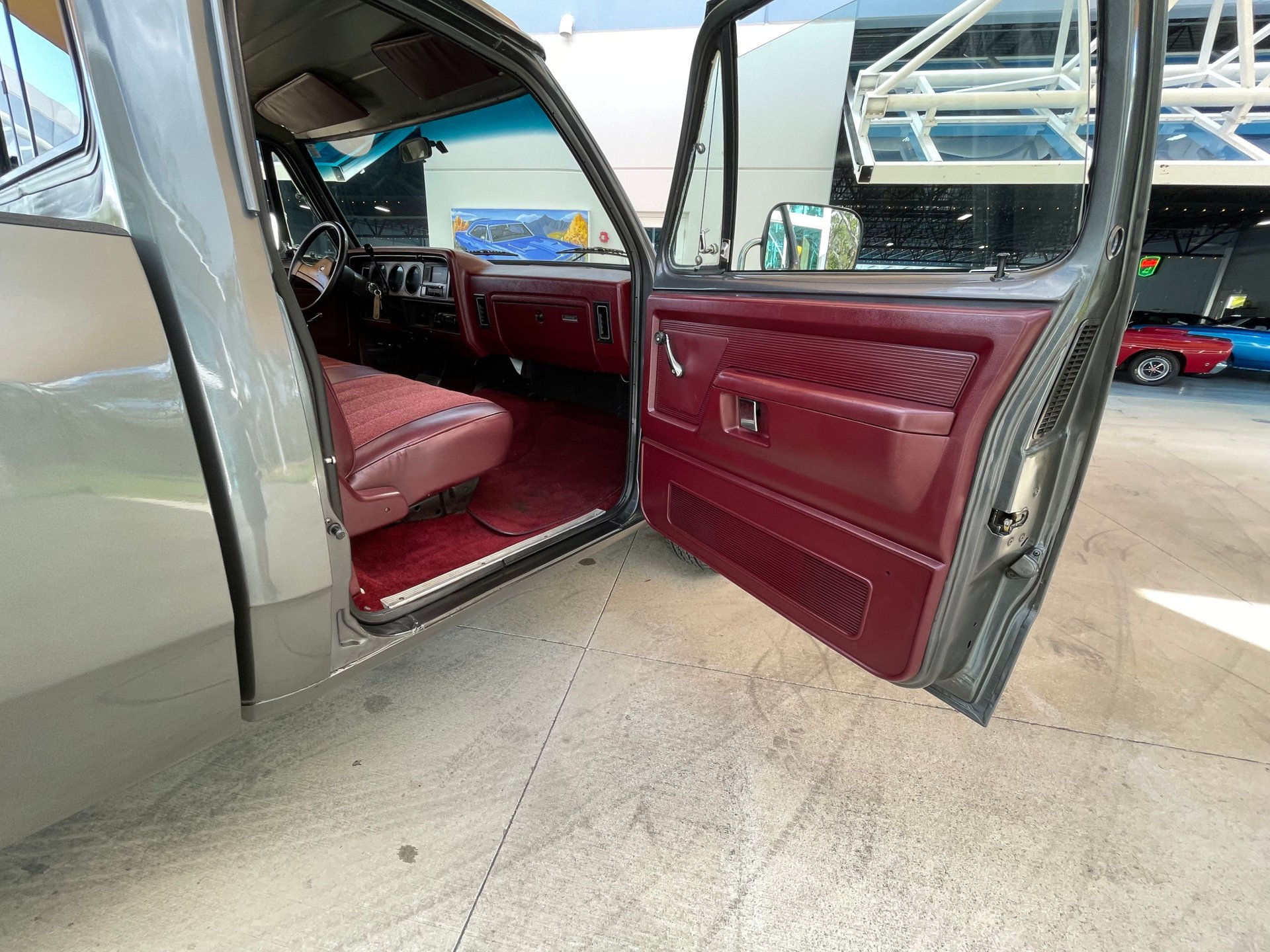 Vehicle photo 34