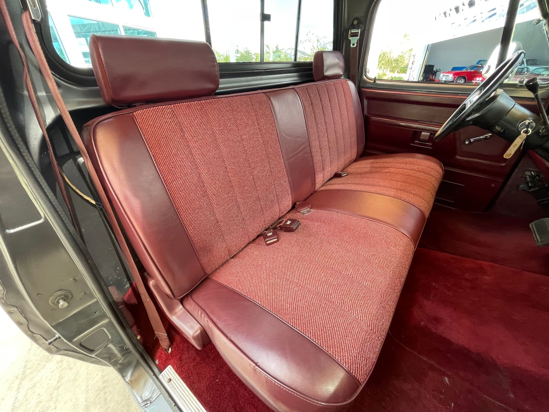 Vehicle photo 37
