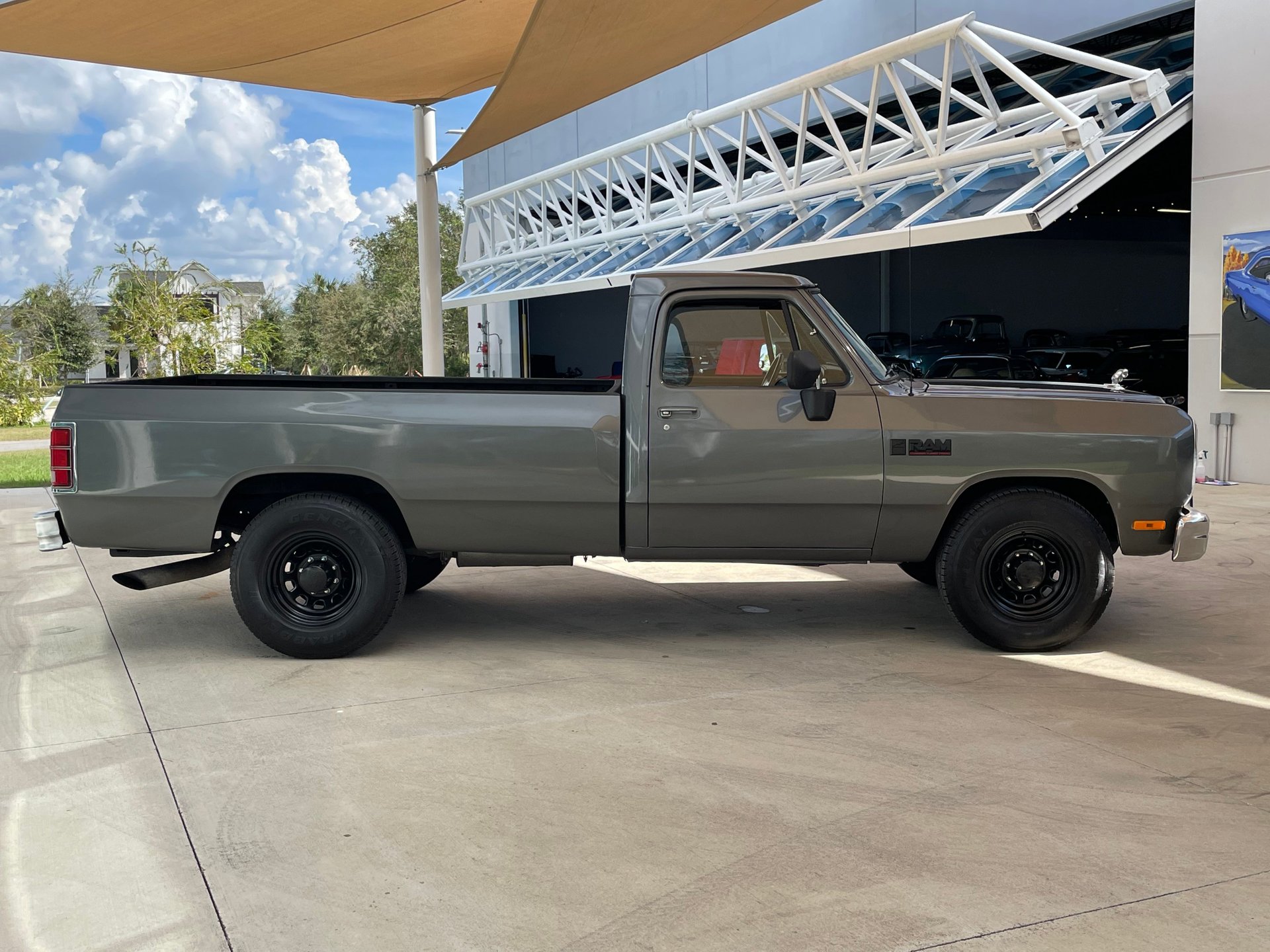 Vehicle photo 6