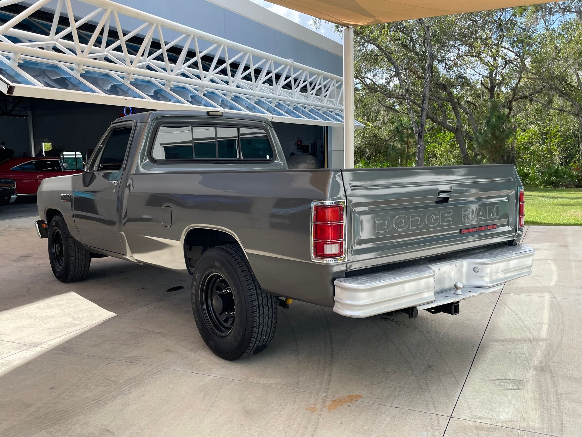 Vehicle photo 10