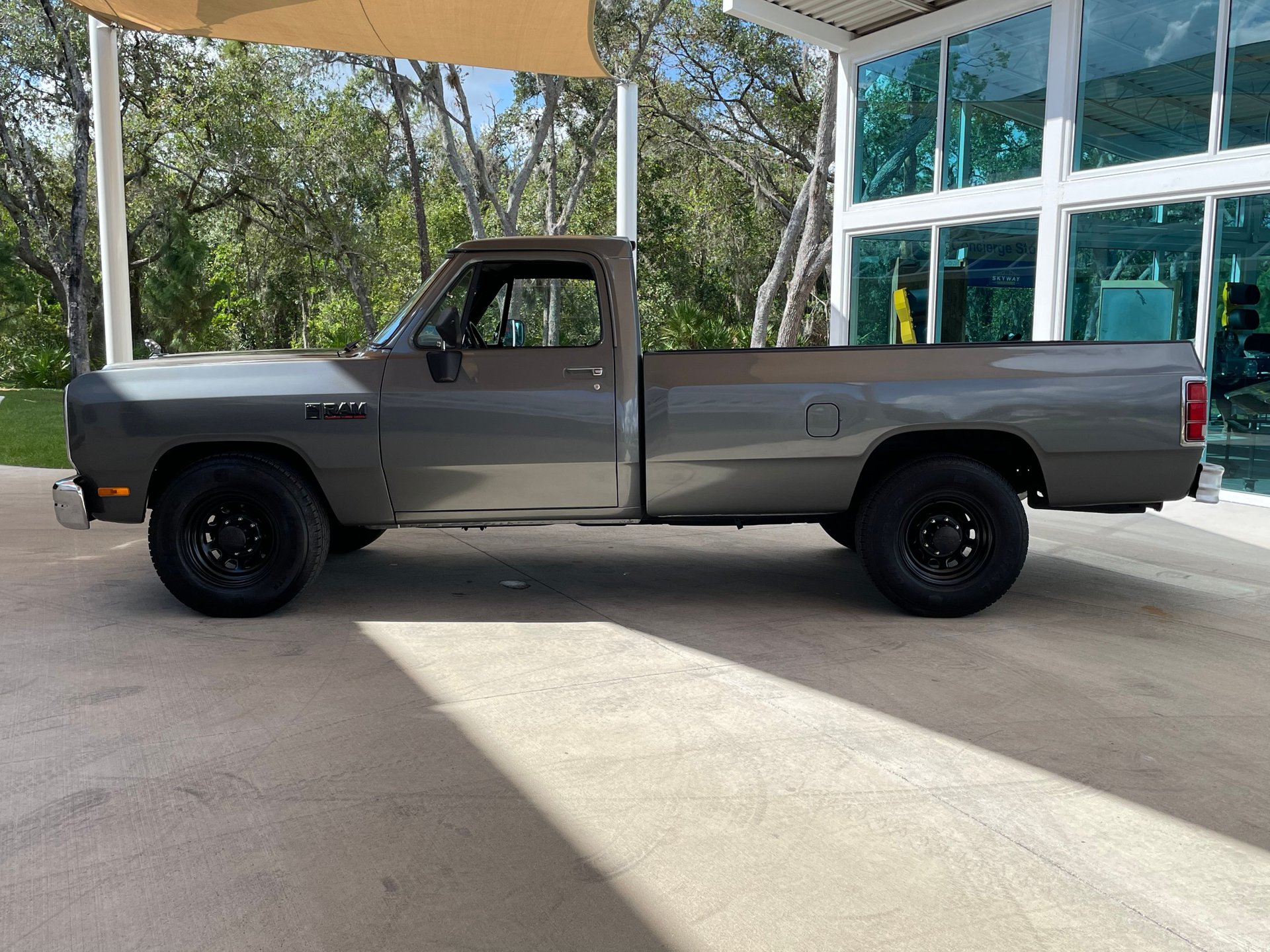 Vehicle photo 11