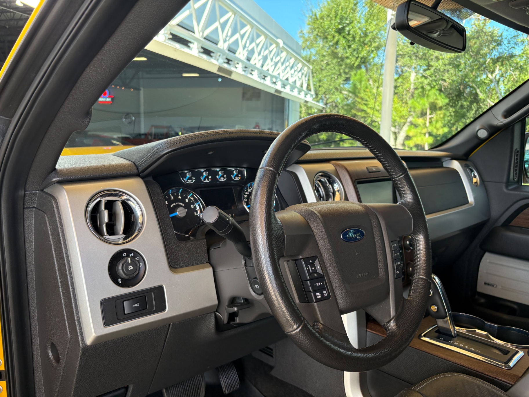 Vehicle photo 32