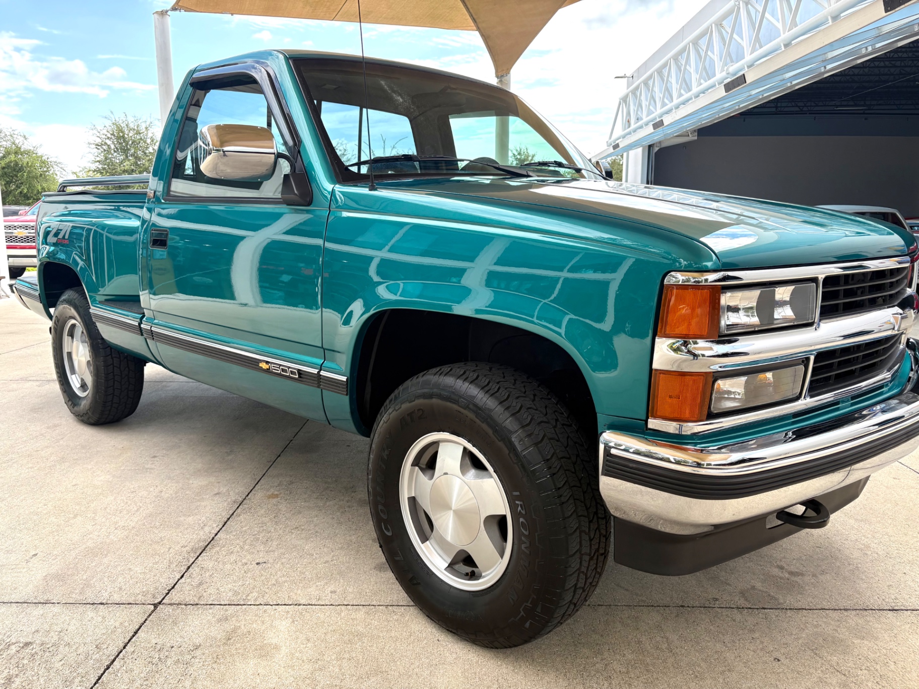 Vehicle photo 19