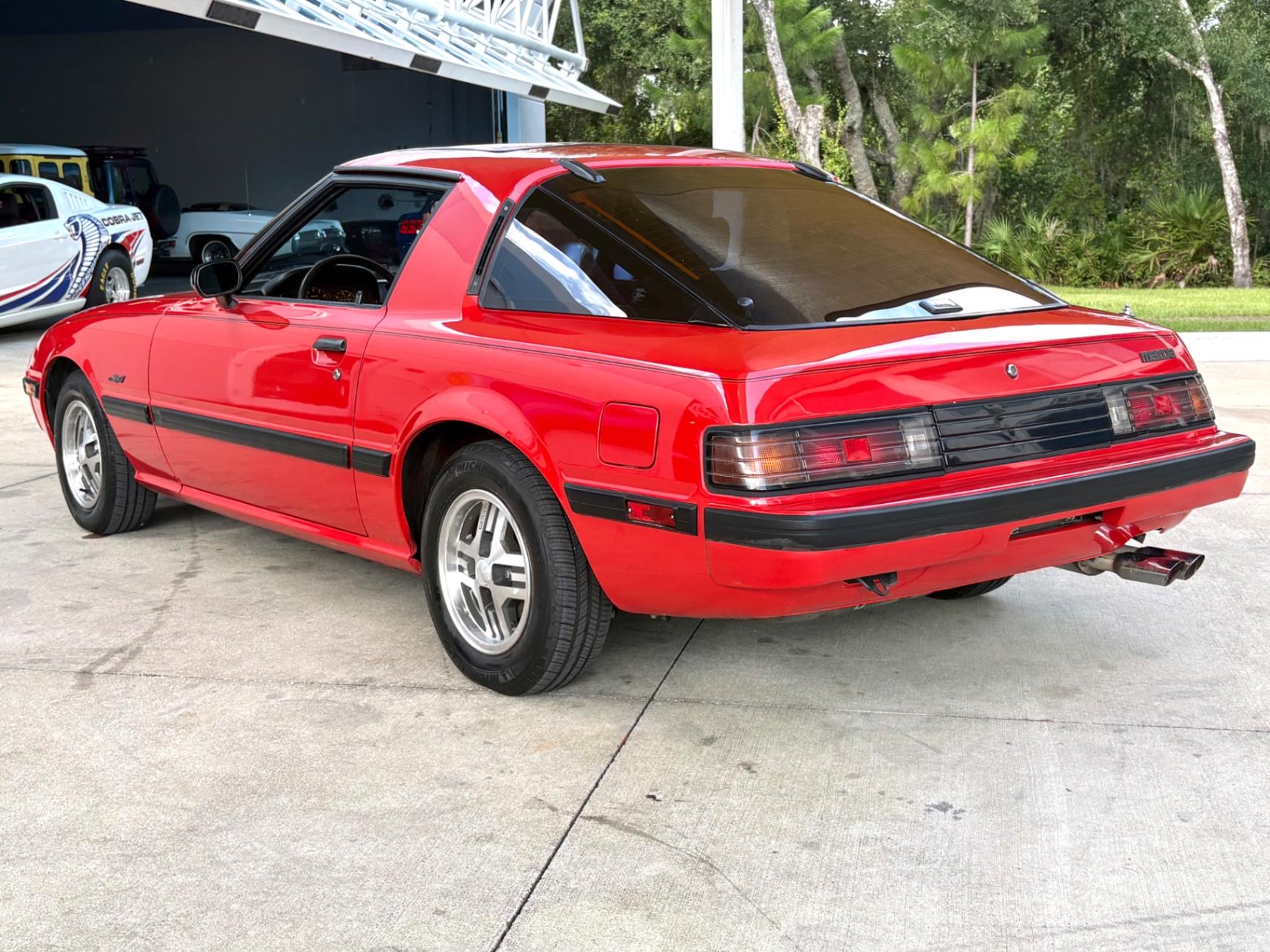 Vehicle photo 10