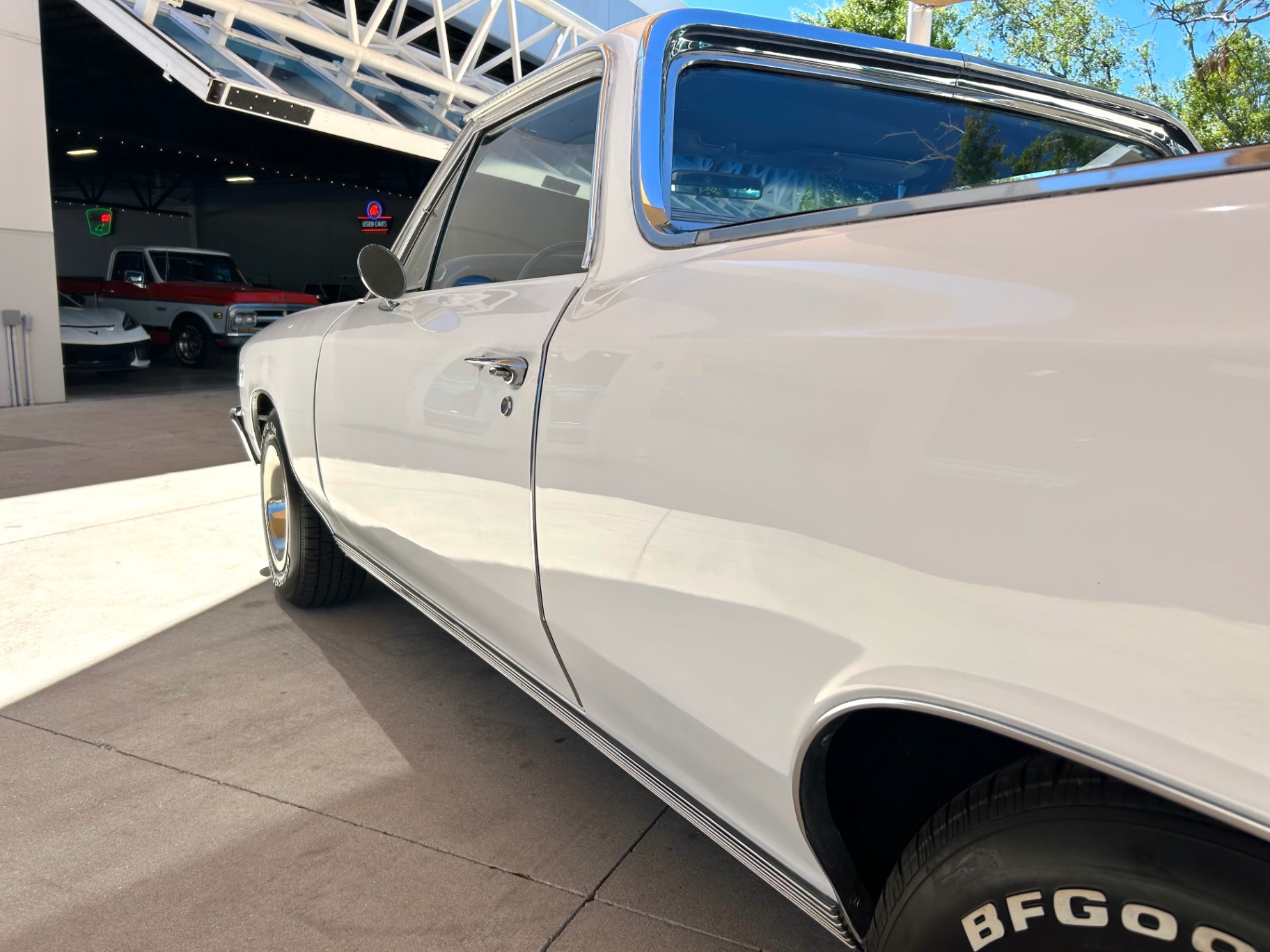 Vehicle photo 13