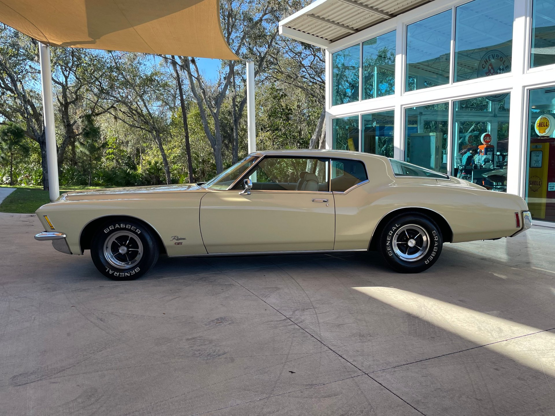 Vehicle photo 12