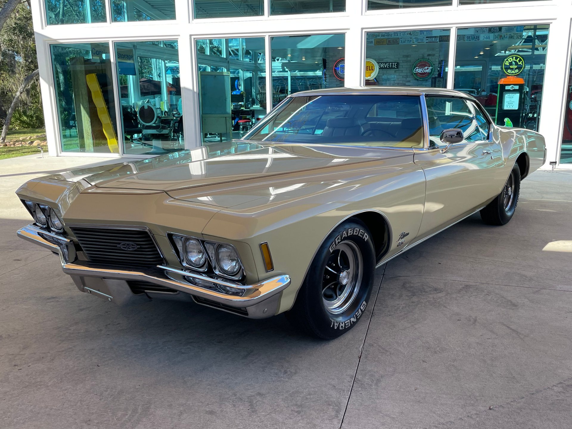Vehicle photo 13
