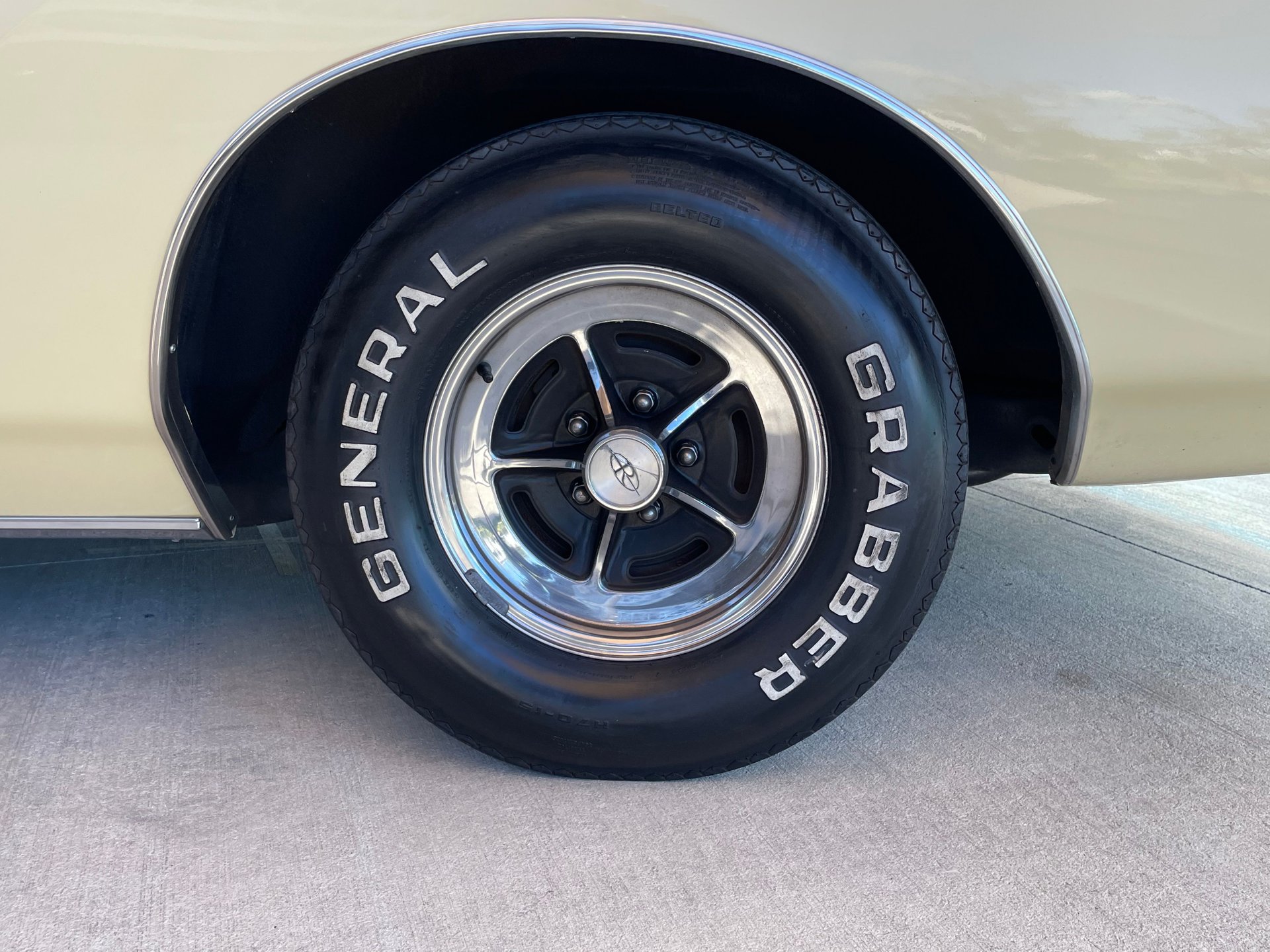 Vehicle photo 14