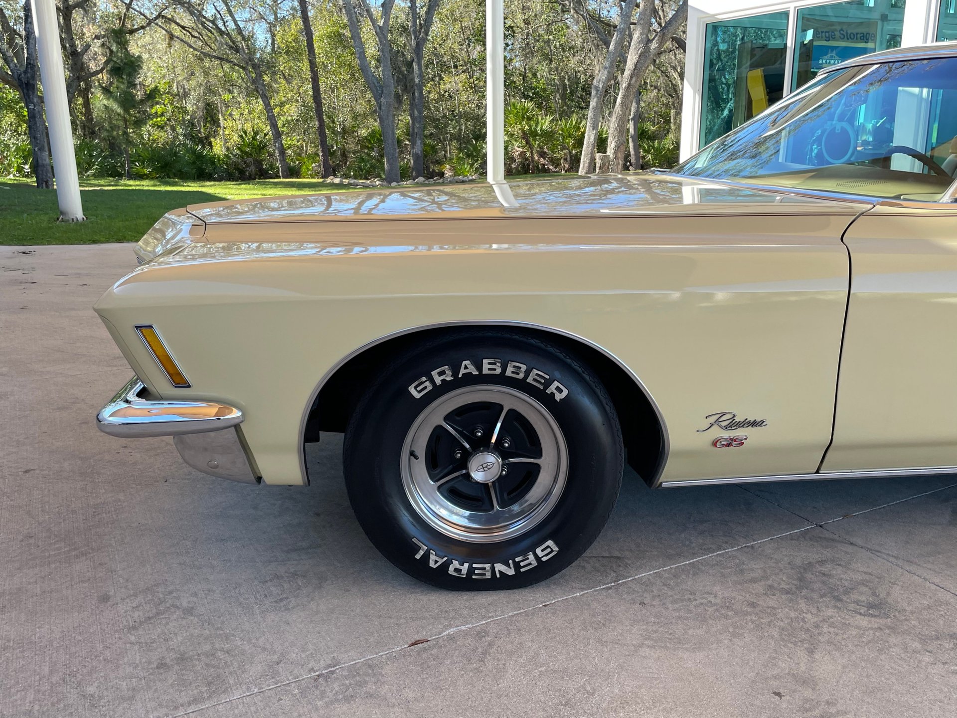 Vehicle photo 15
