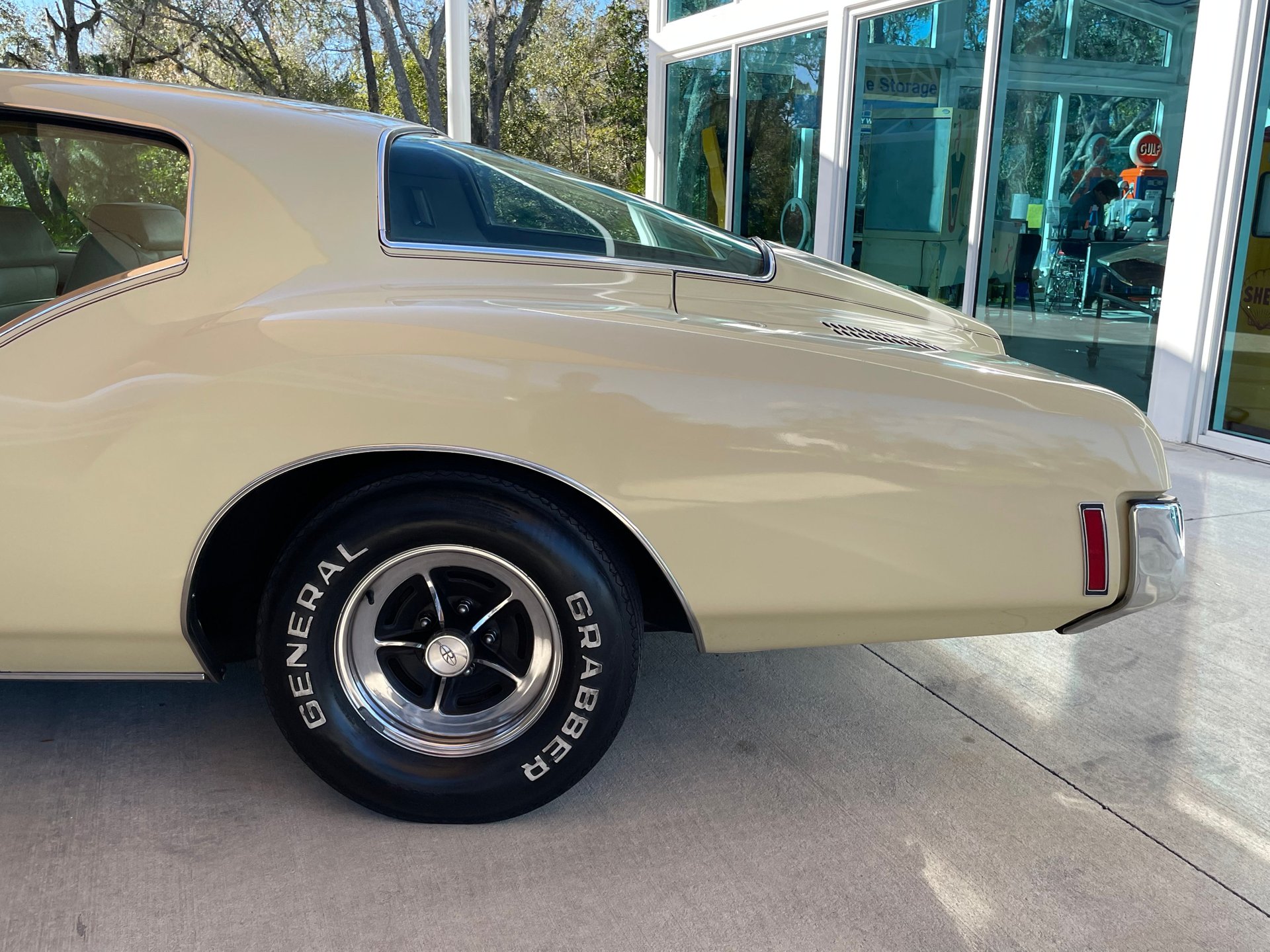 Vehicle photo 17