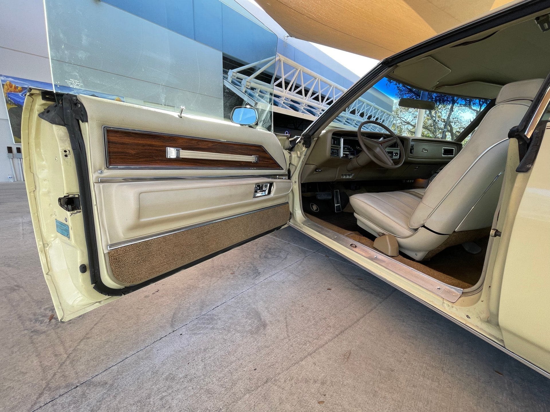 Vehicle photo 18