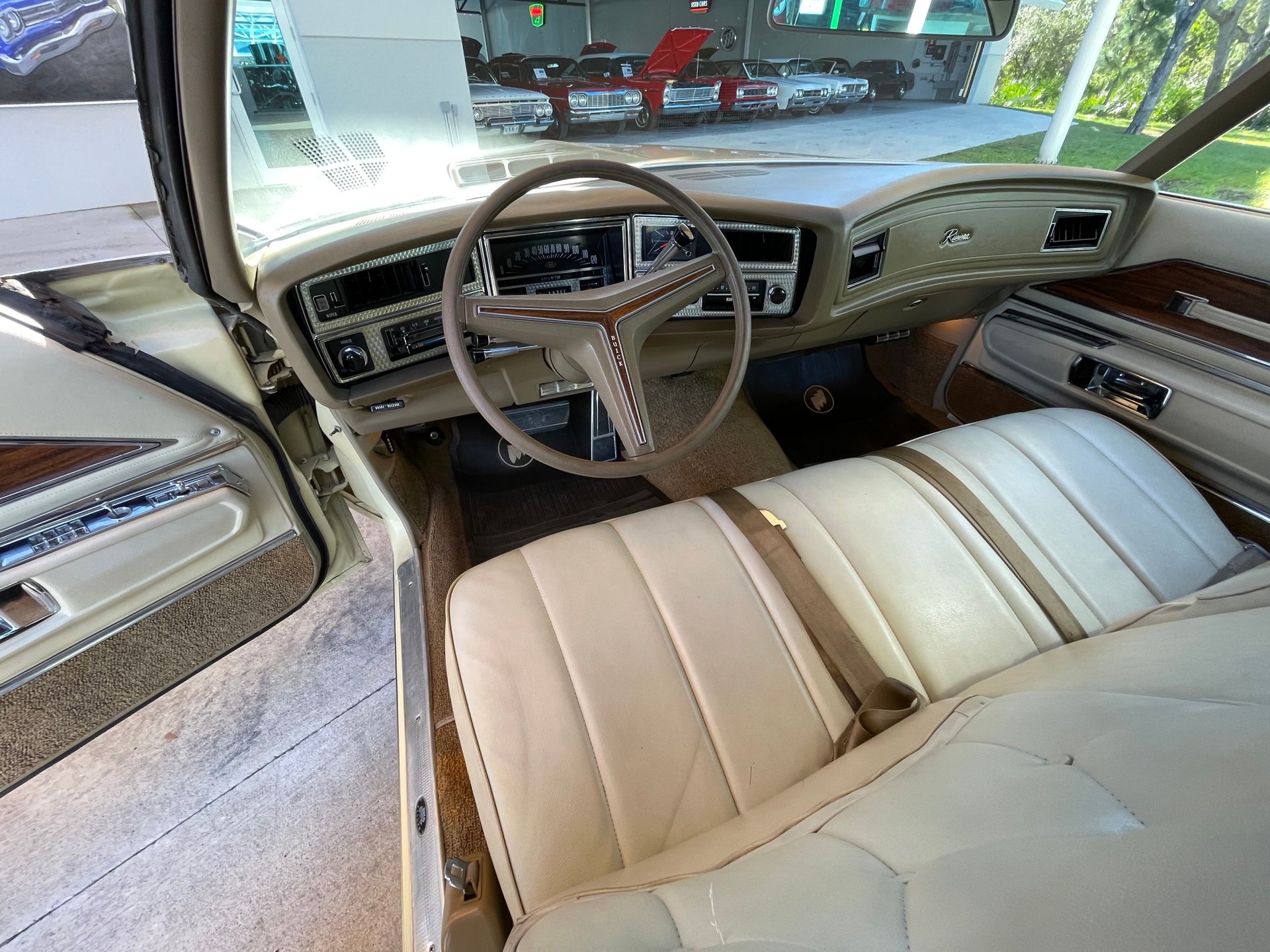 Vehicle photo 23
