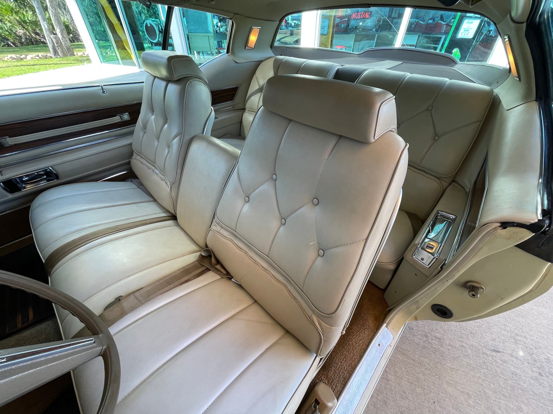 Vehicle photo 24