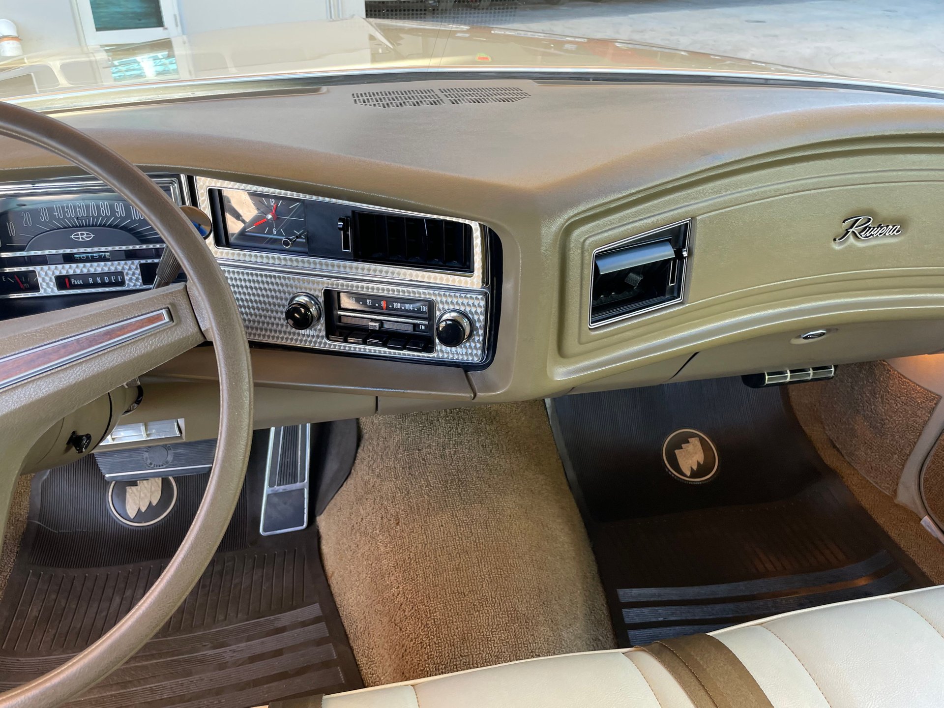 Vehicle photo 29