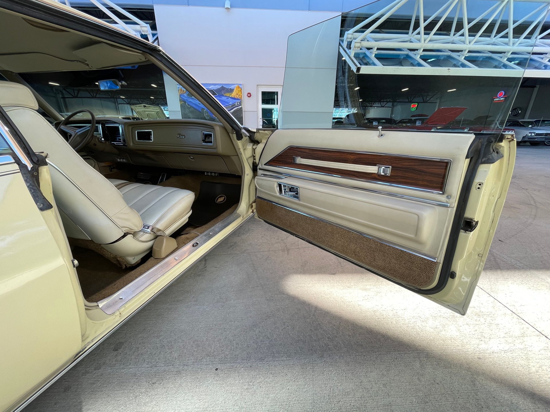 Vehicle photo 31