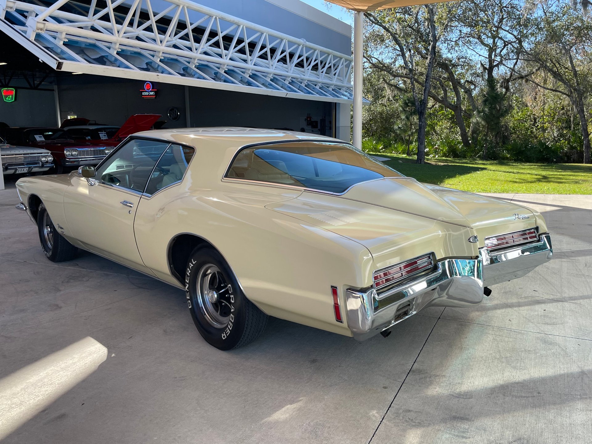 Vehicle photo 7