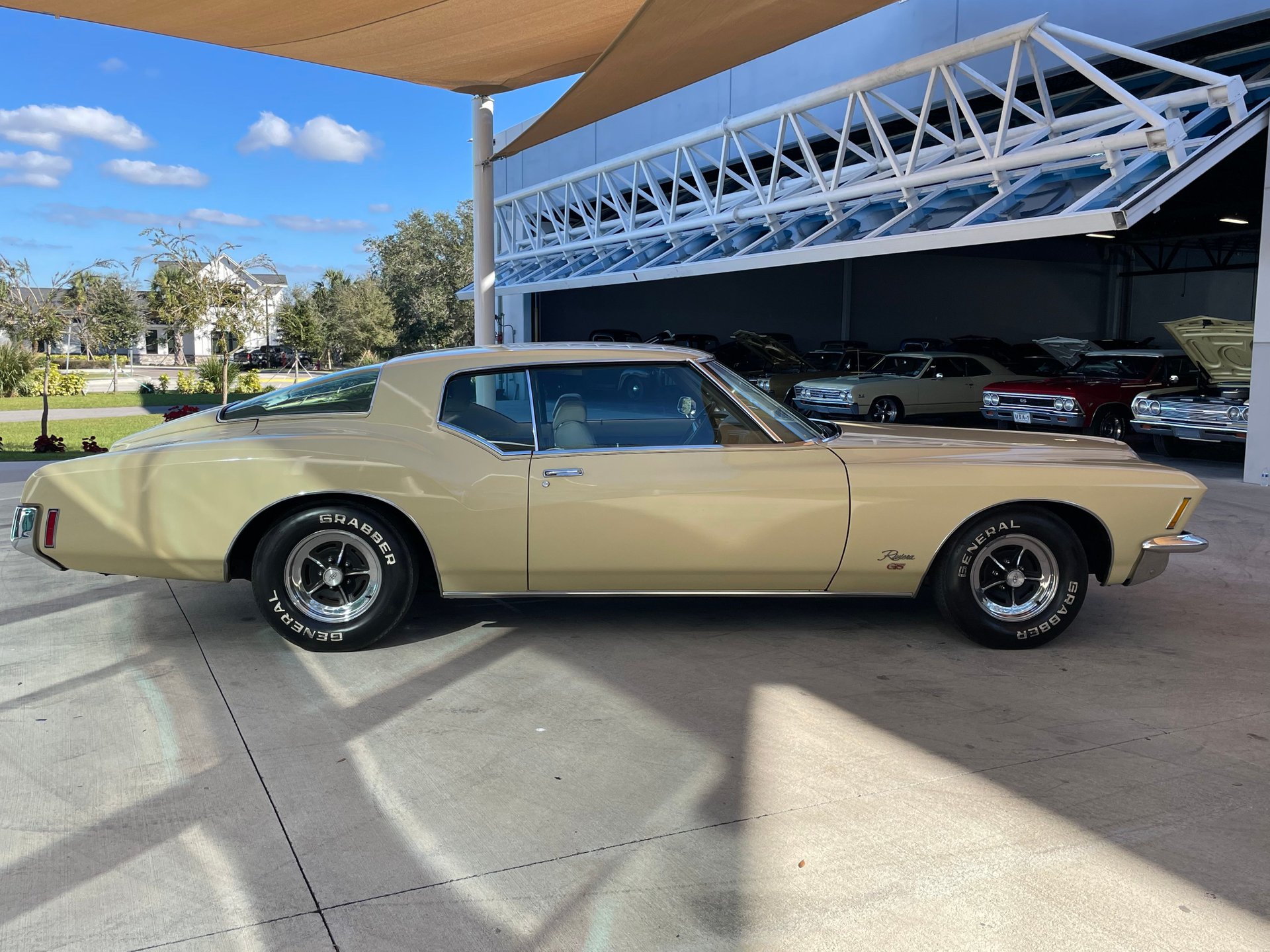 Vehicle photo 8