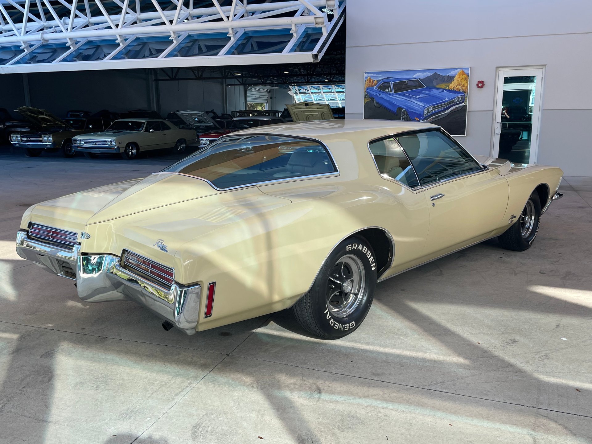 Vehicle photo 9