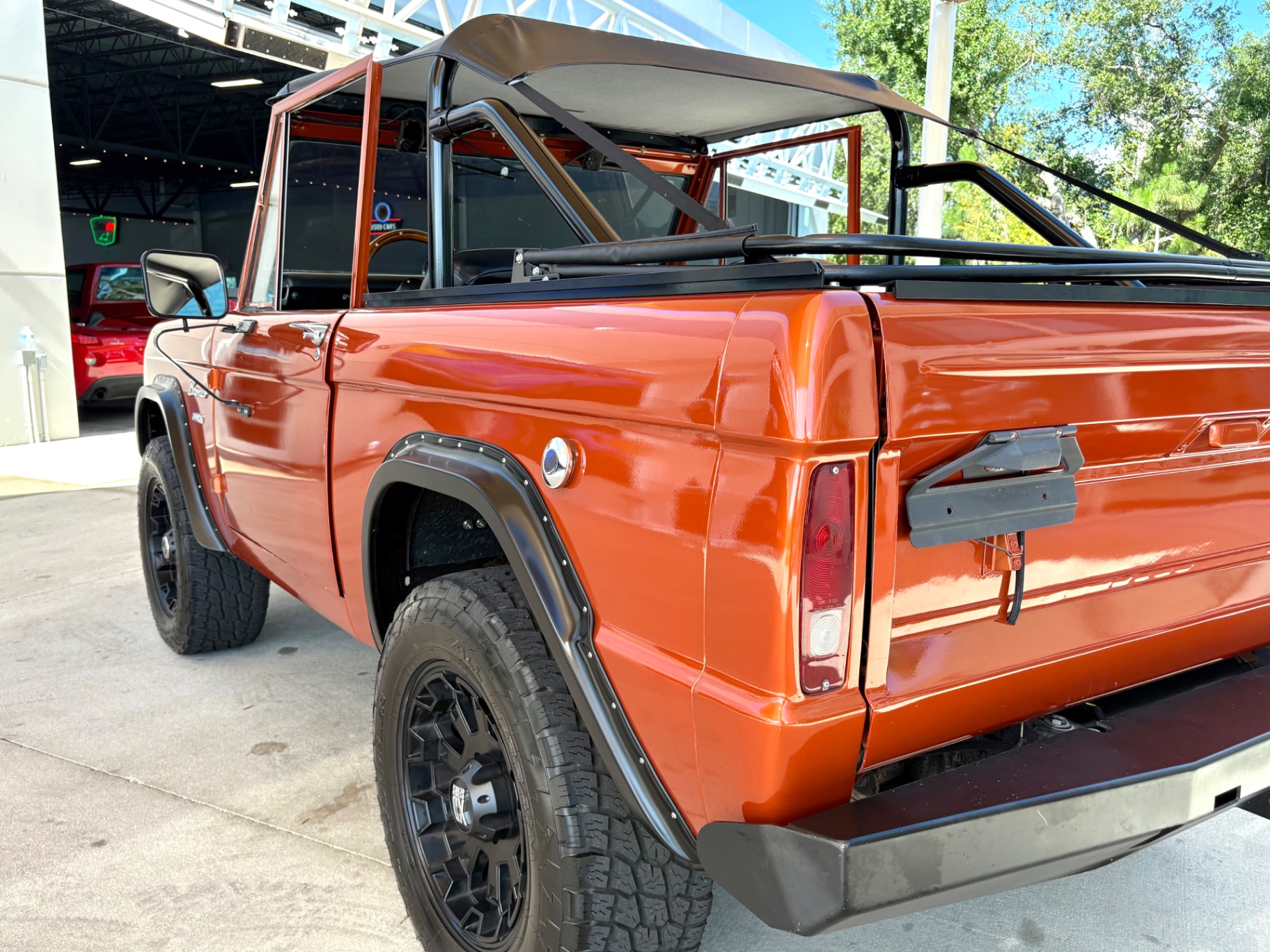 Vehicle photo 14