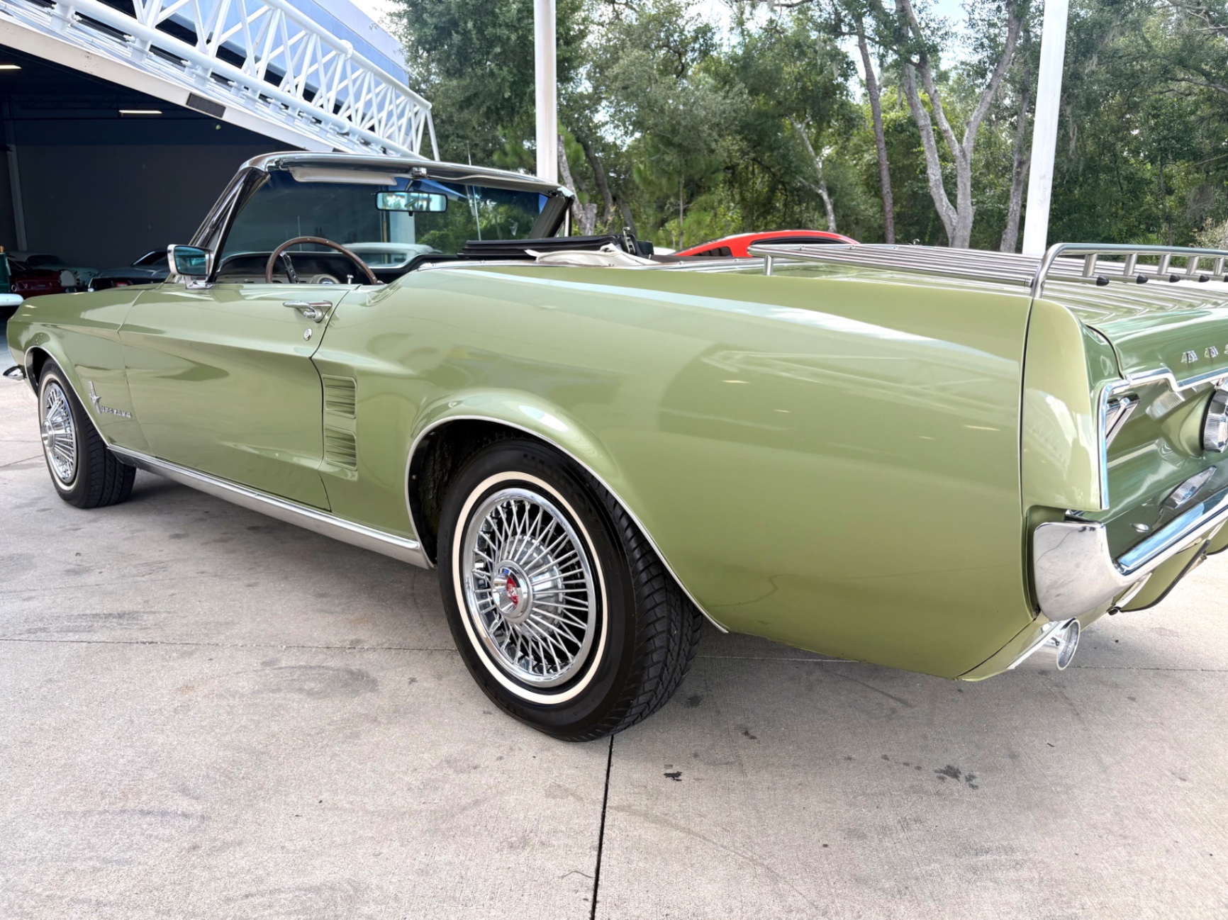 Vehicle photo 15