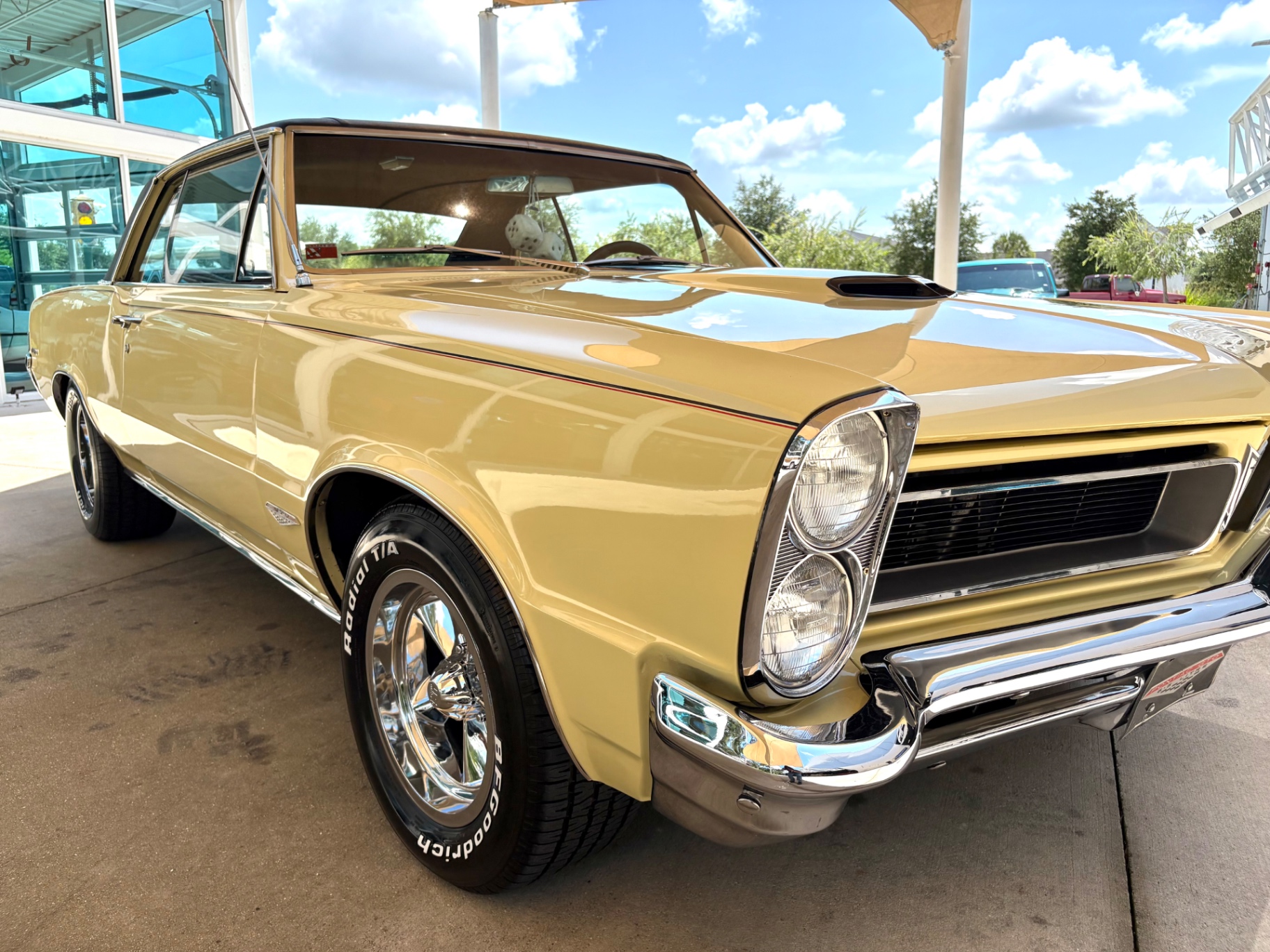 Vehicle photo 20