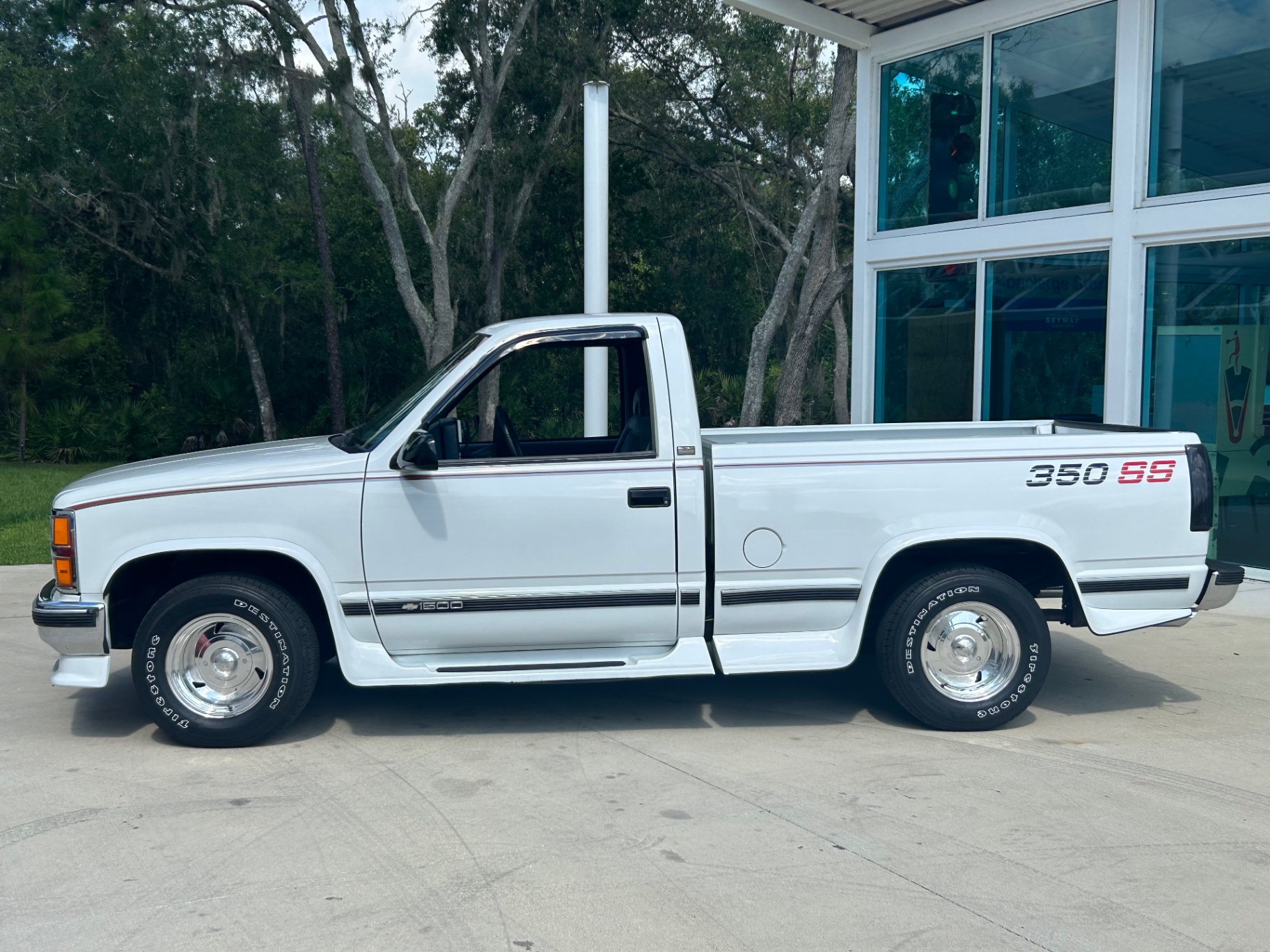 Vehicle photo 11