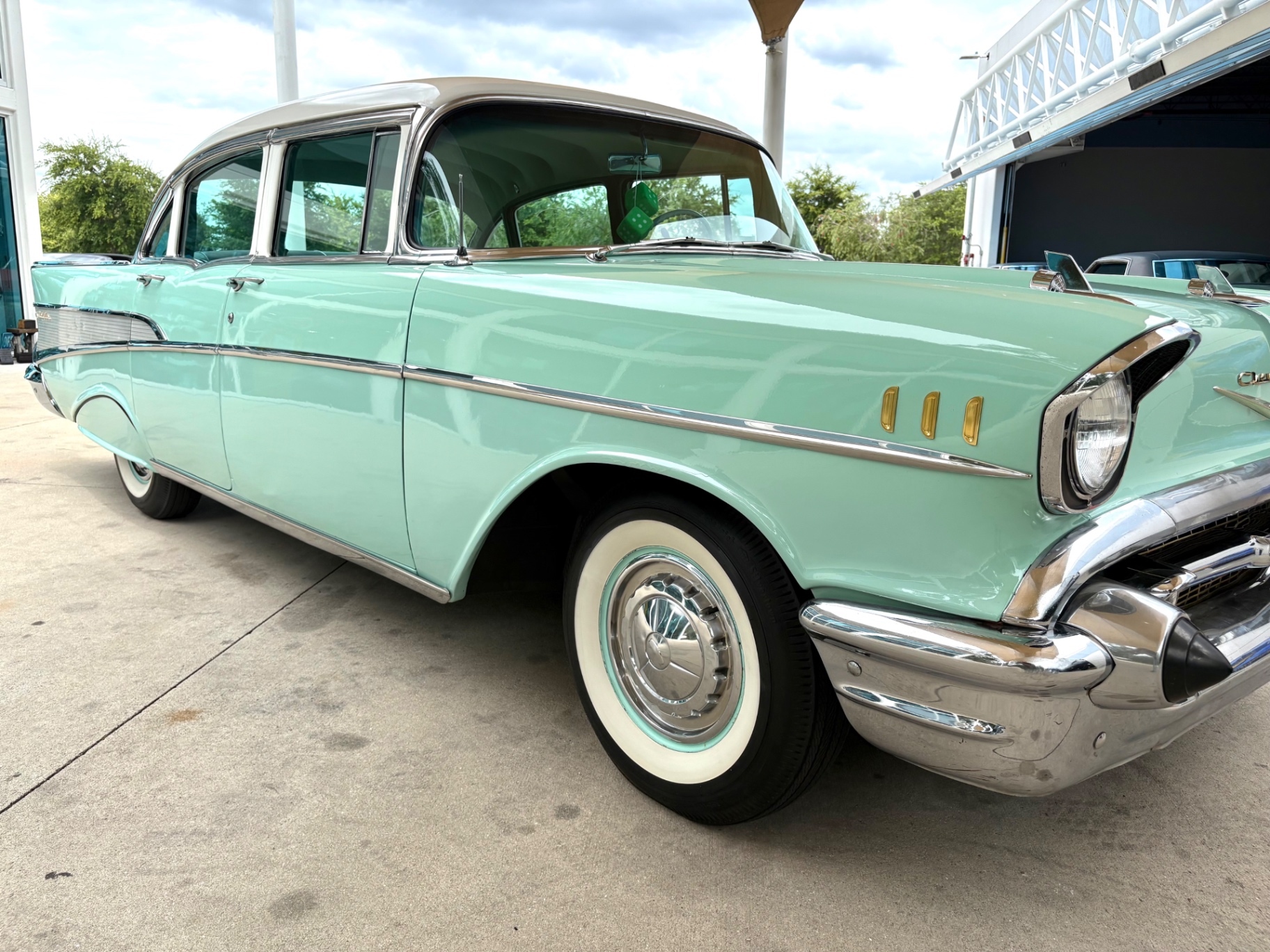 Vehicle photo 19