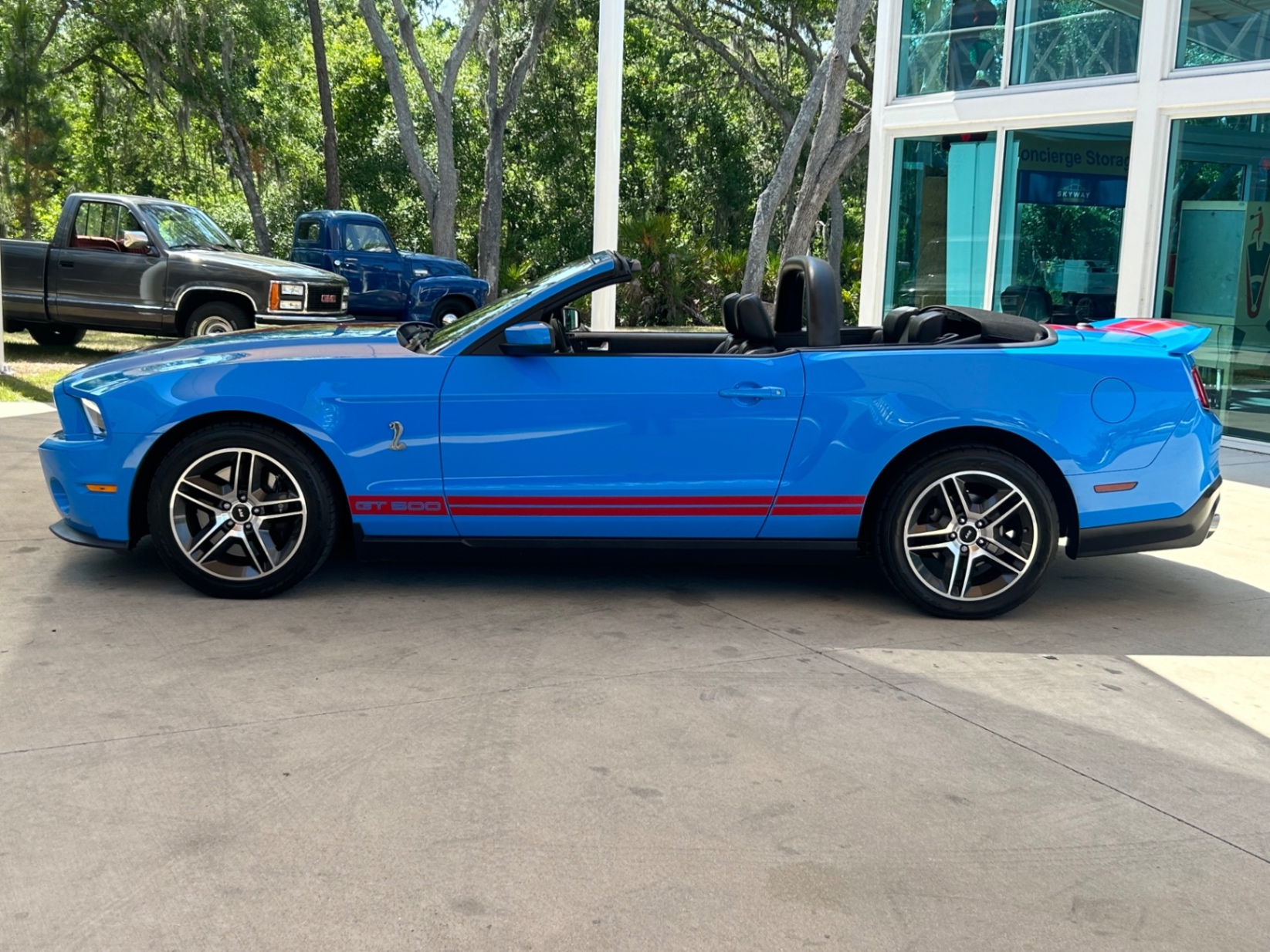 Vehicle photo 12