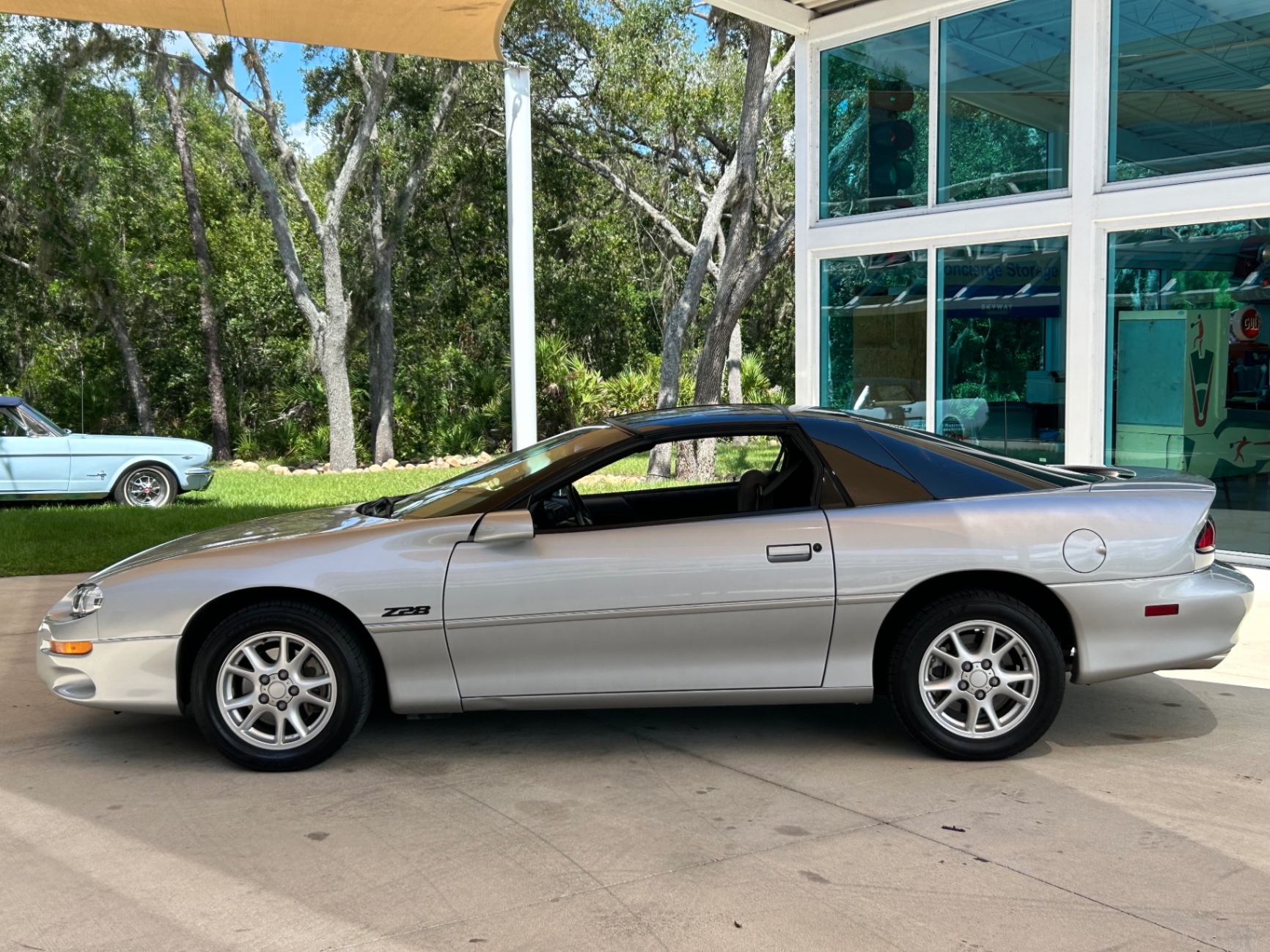 Vehicle photo 11
