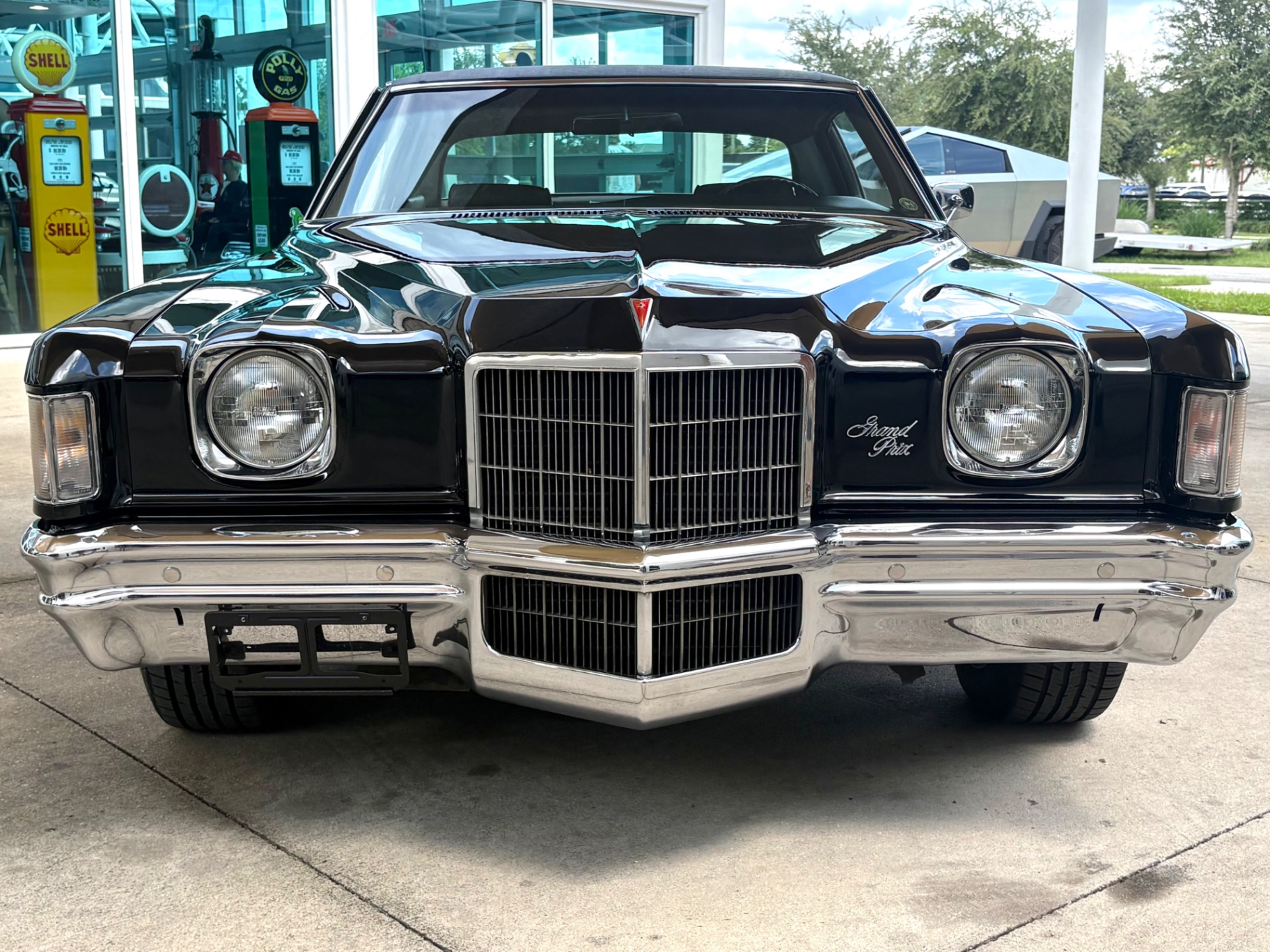 Vehicle photo 2