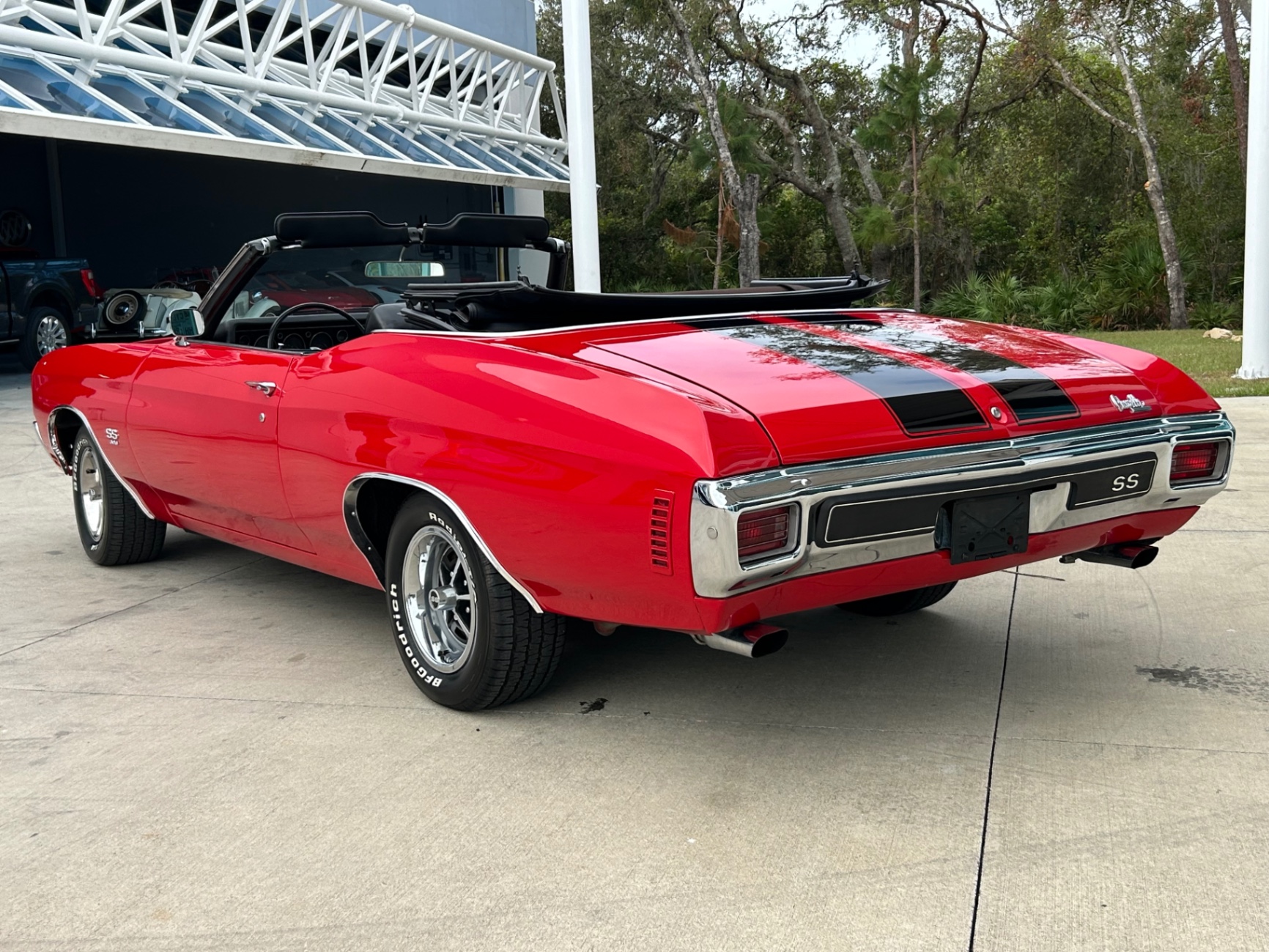 Vehicle photo 10
